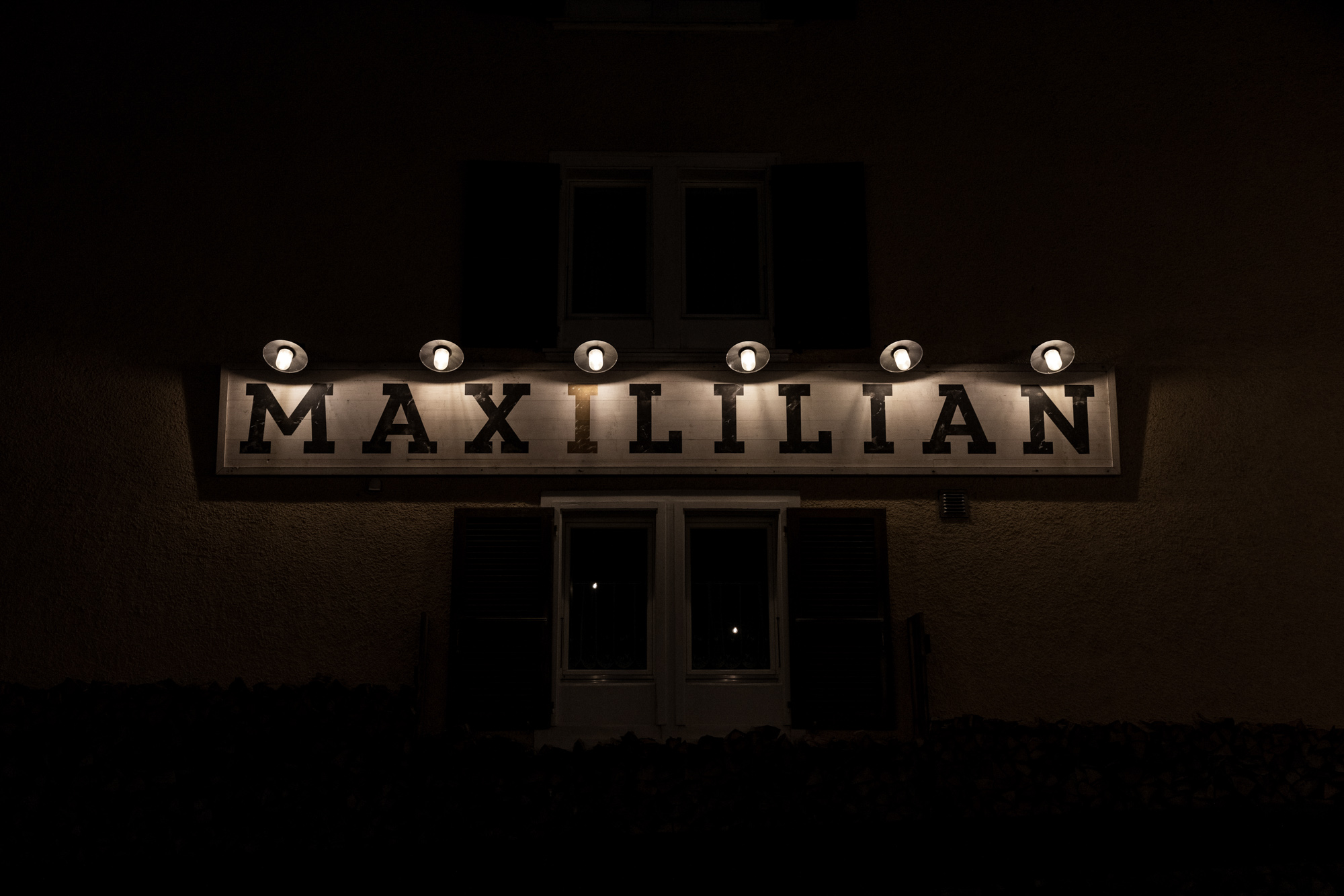 Maxililian Schild bei Nacht - Hochzeitsfest im Maxililian in Solothurn - Hochzeitsfotograf Solothurn Basel Schweiz