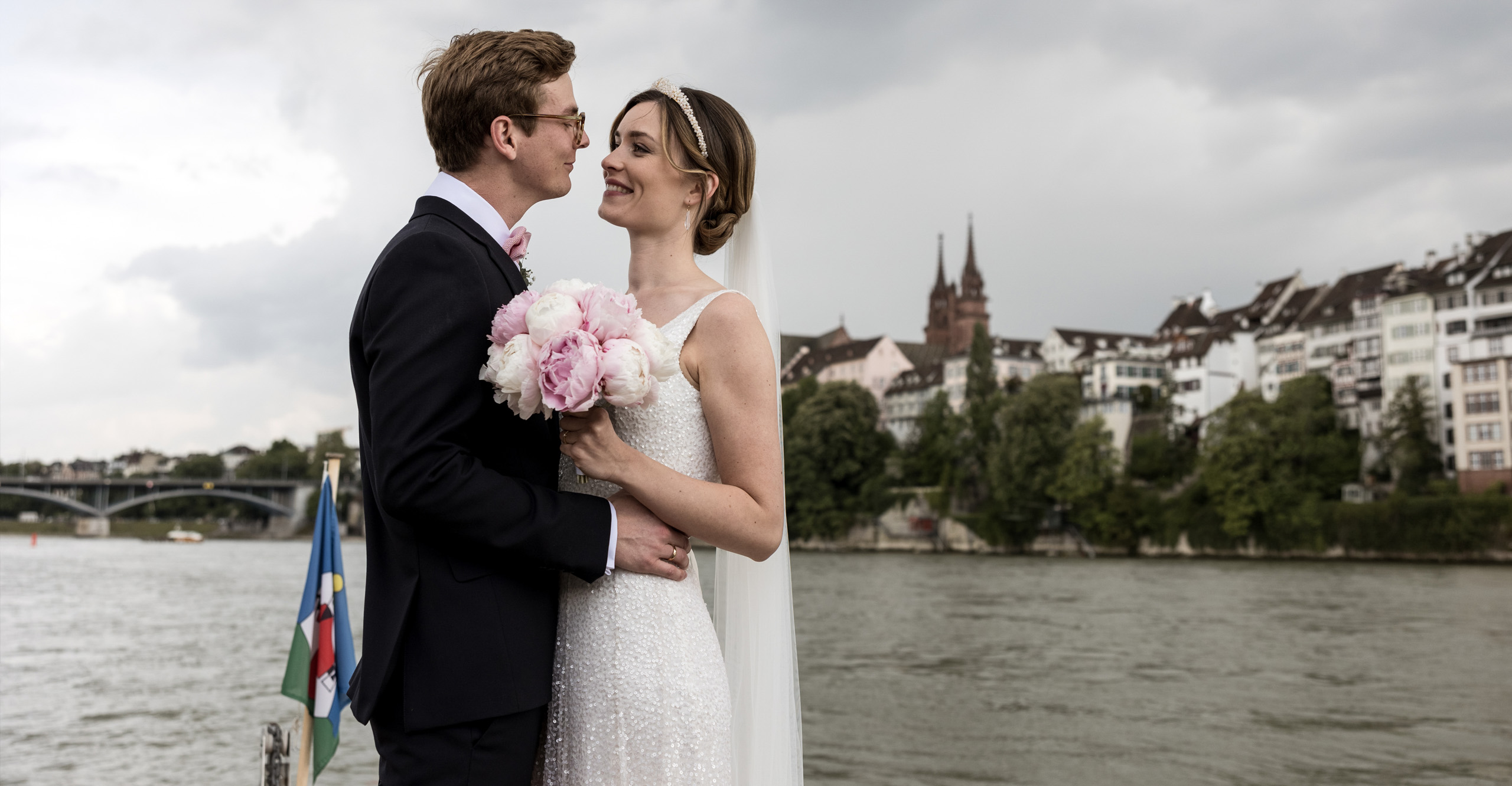 Heiraten in Basel - Hochzeitsfotografen Basel Schweiz - Hochzeitspaar auf der Fähri - Nicole.Gallery
