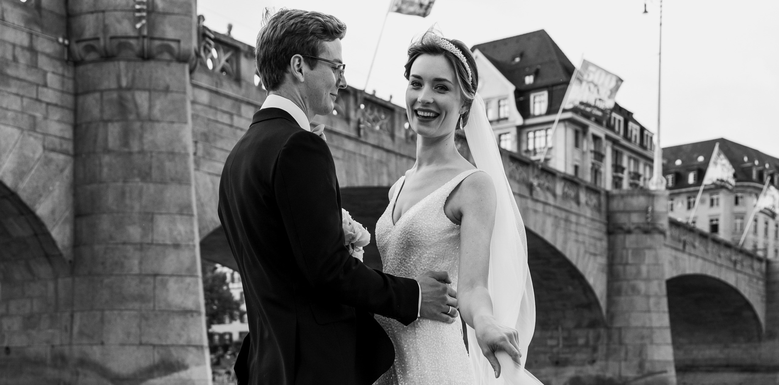 Hochzeitsfotografen Basel Schweiz - Heiraten in Basel - Das Paar auf dem Rhytaxi