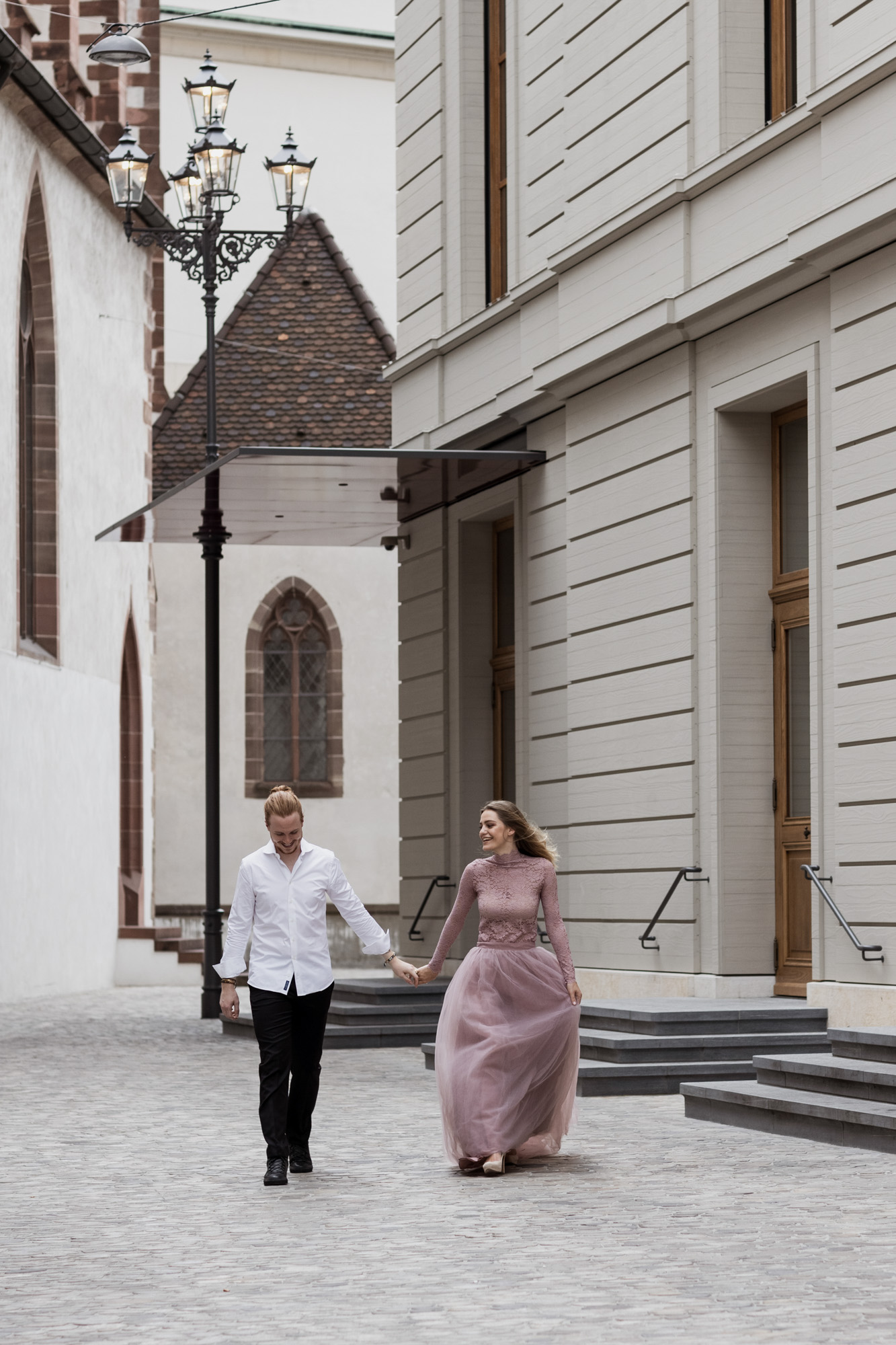 Das Paar spaziert beim Stadtcasino in Basel Paarfotoshooting Fotograf Nicole.Gallery