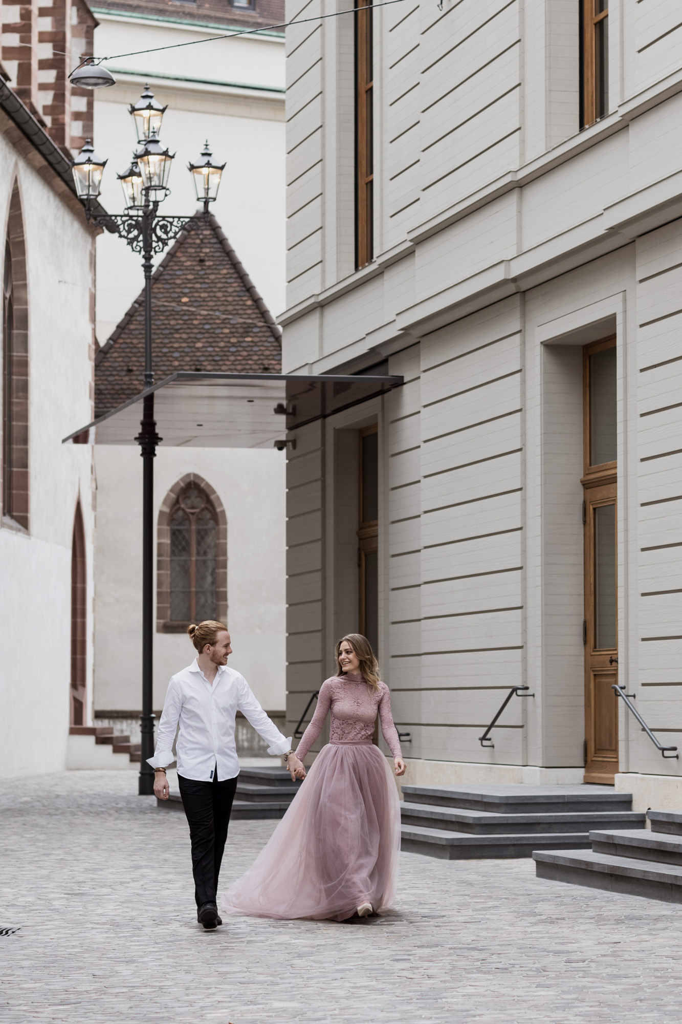 Das Paar spaziert beim Stadtcasino in Basel Paarfotoshooting Fotograf Nicole.Gallery