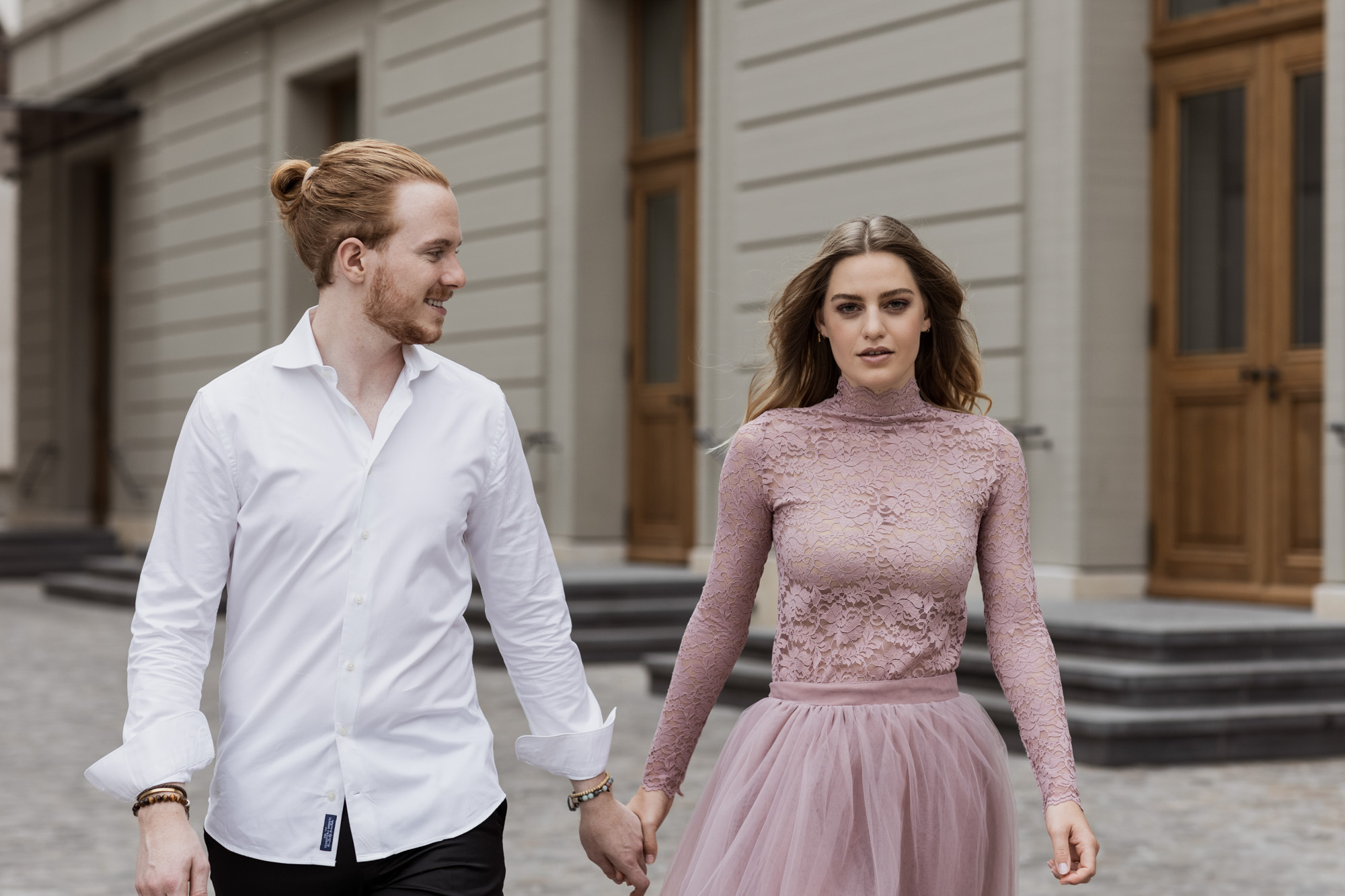 Das Paar spaziert beim Stadtcasino in Basel Engagement Fotoshooting - Fotograf Nicole.Gallery