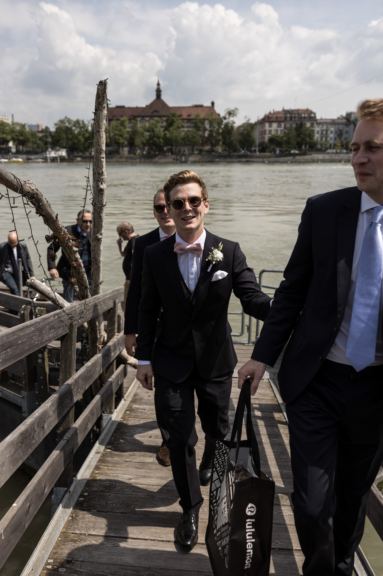 Die Männer unterwegs zur Kirche - Hochzeitsfotografen Basel