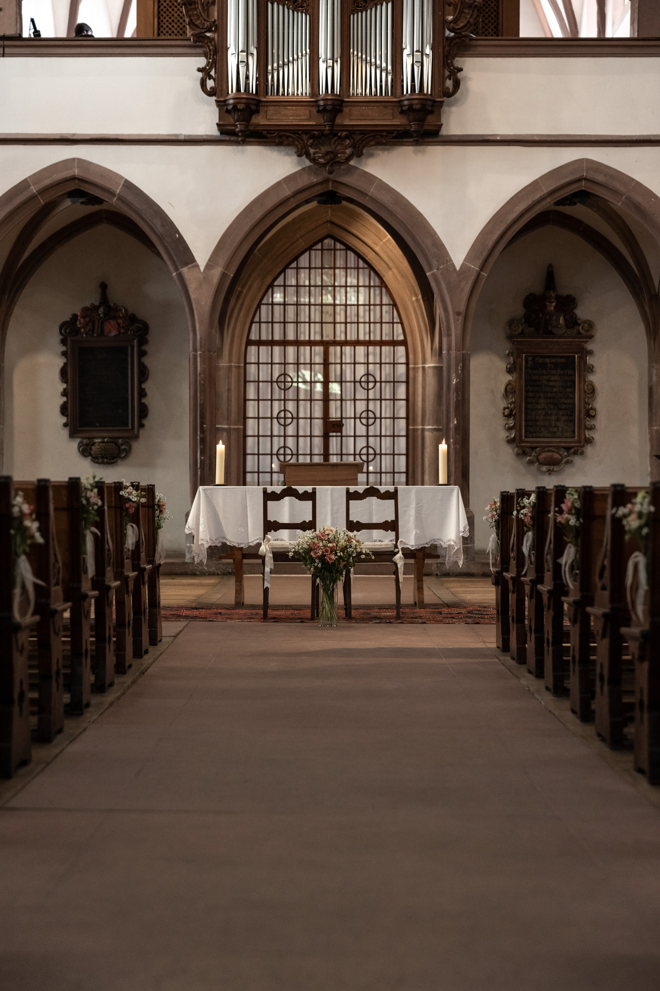 Hochzeitsdekoration in der Peterskirche in Basel - Hochzeitsfotografen Basel