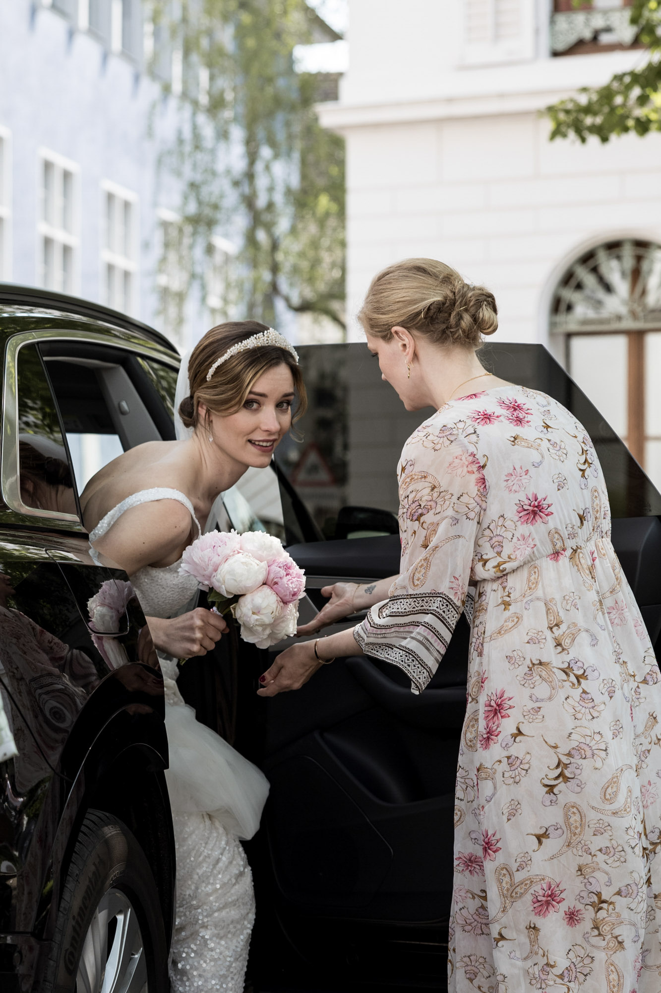 Die Braut steigt aus dem Auto - Hochzeitsfotografen Basel