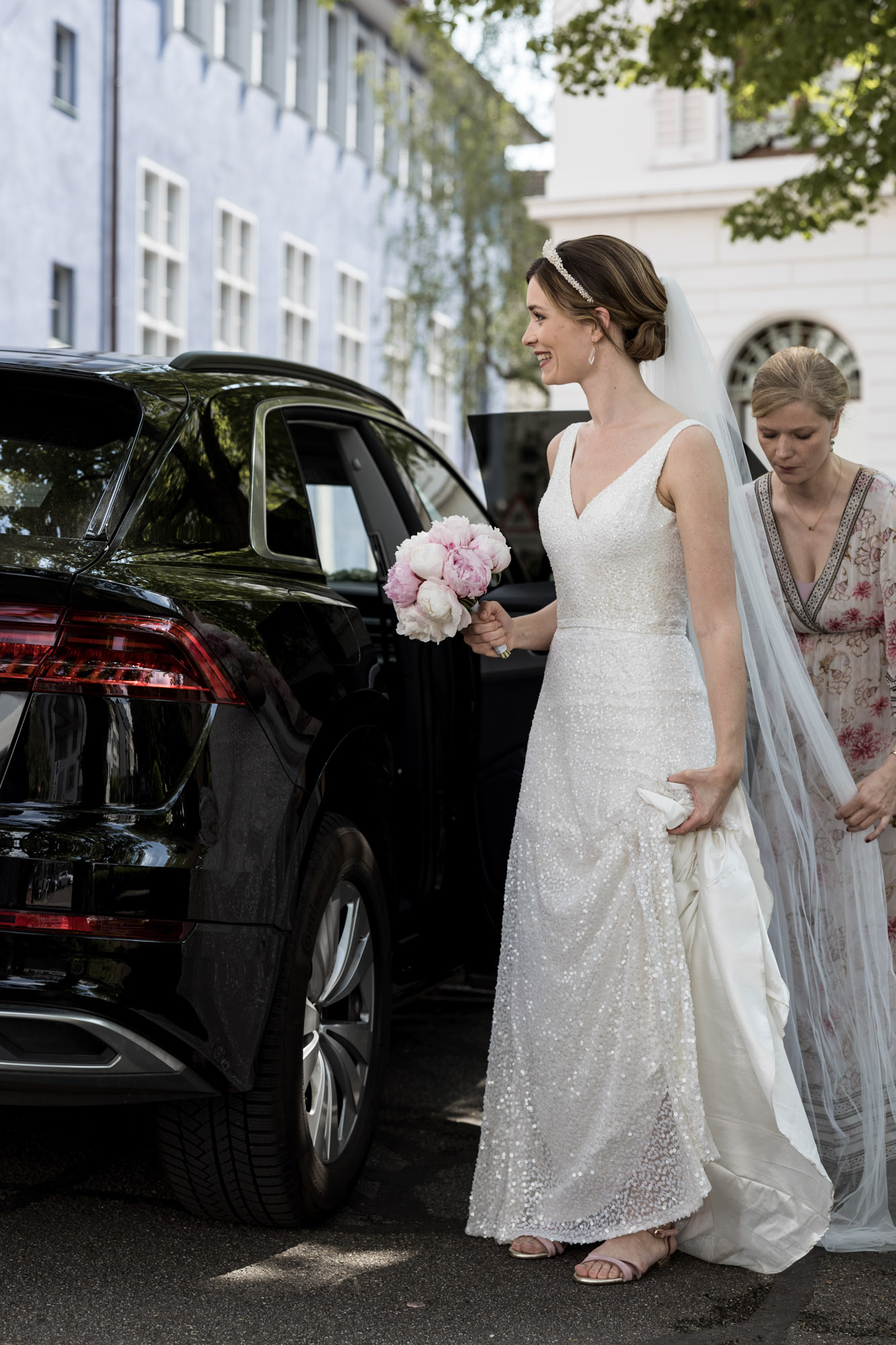 Die Braut steigt aus dem Auto - Hochzeitsfotografen Basel