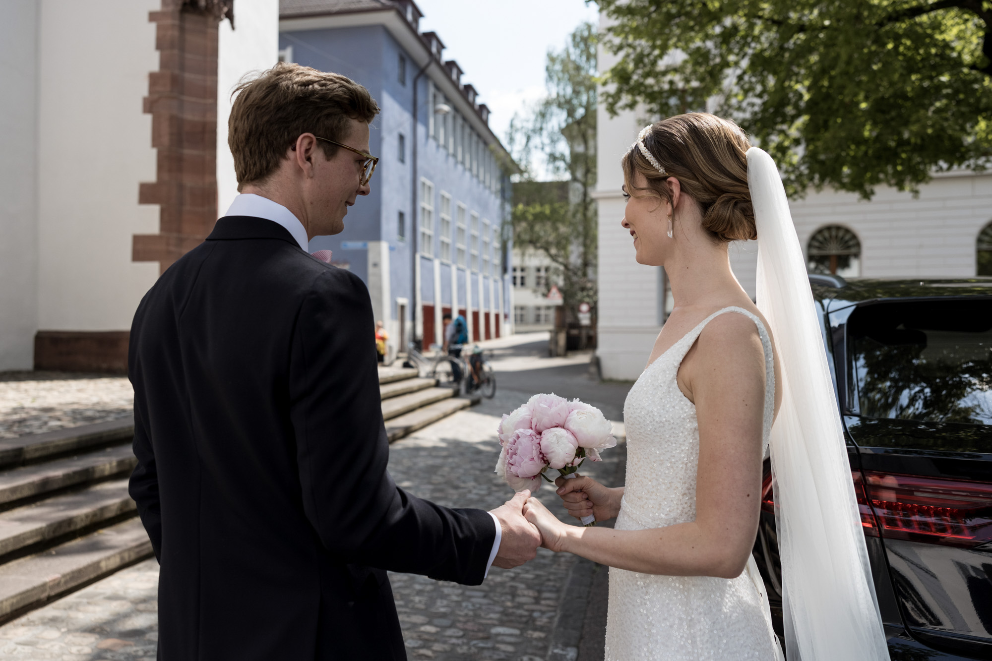 Das Hochzeitspaar sieht sich vor der Kirche - Hochzeitsfotografen Basel
