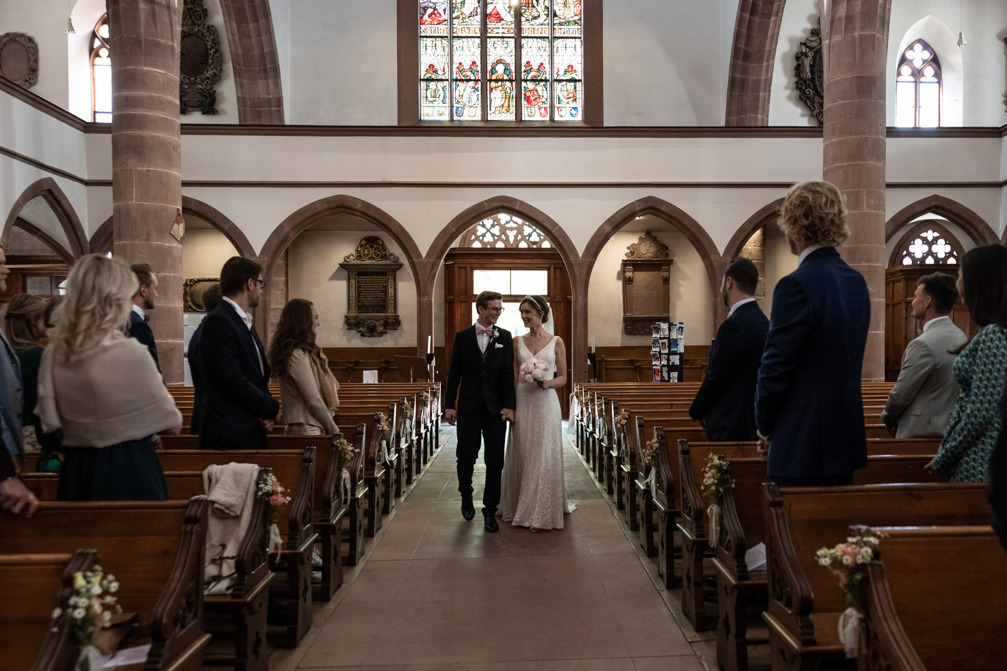 Das Paar schreitet gemeinsam in die Kirche - Hochzeitsfotografen Basel