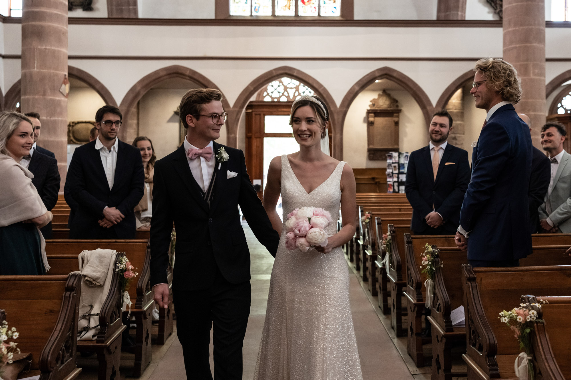 Das Paar schreitet gemeinsam in die Kirche - Hochzeitsfotografen Basel