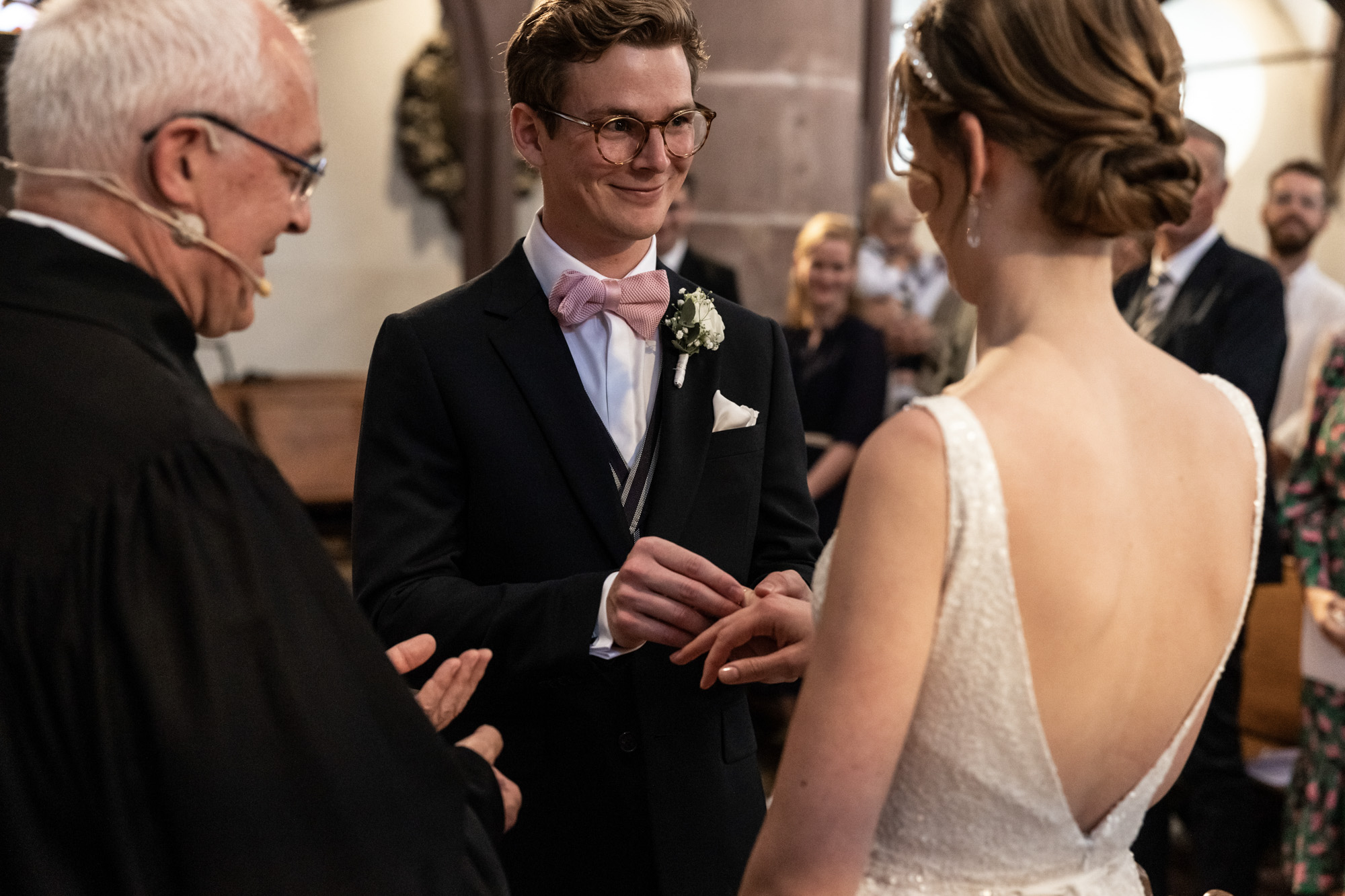 Der Ringtausch - Hochzeit in der Peterskirche in Basel - Hochzeitsfotografen Basel