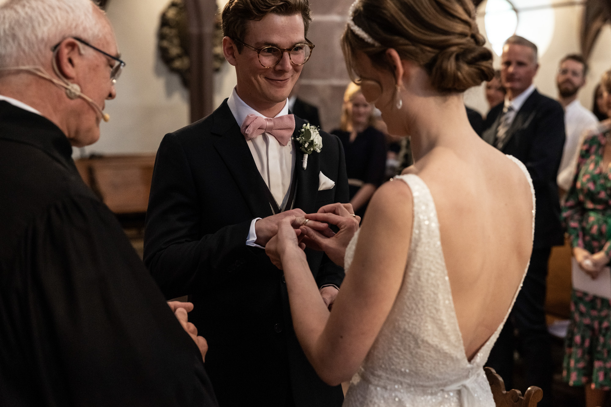 Der Ringtausch - Hochzeit in der Peterskirche in Basel - Hochzeitsfotografen Basel