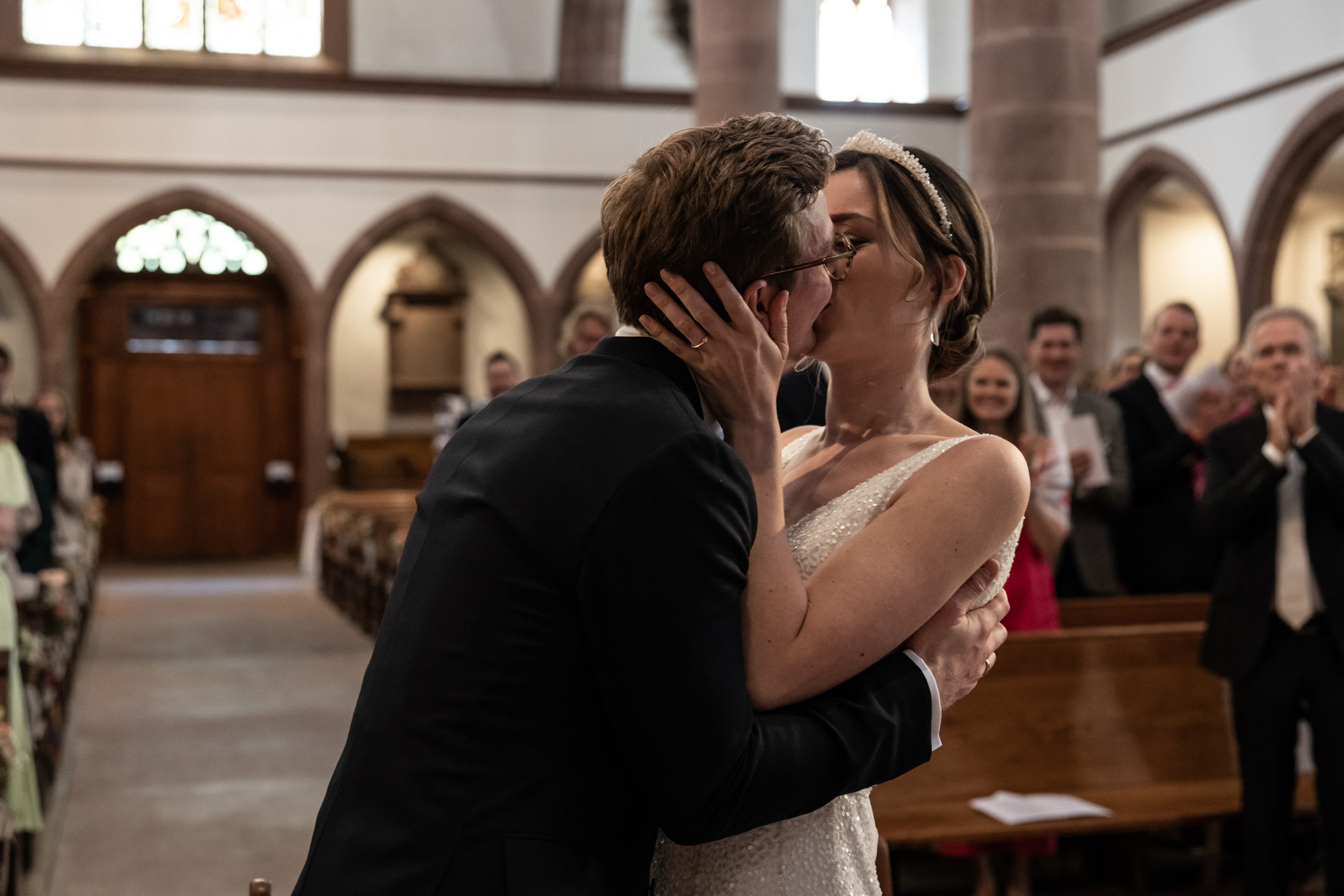 Der Kuss - Hochzeit in der Peterskirche in Basel - Hochzeitsfotografen Basel
