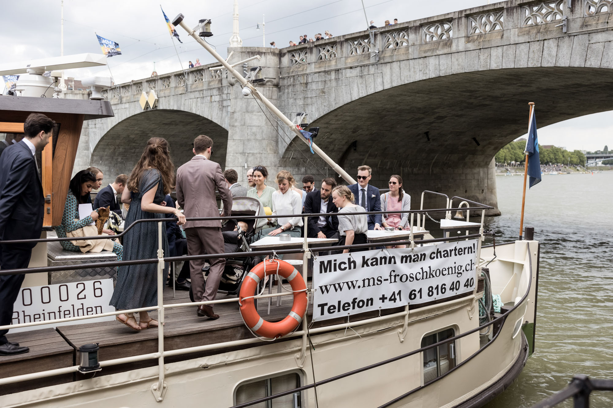 Die Hochzeitsgäste auf den Weg zum Froschkönig - Hochzeitsfotografen Basel