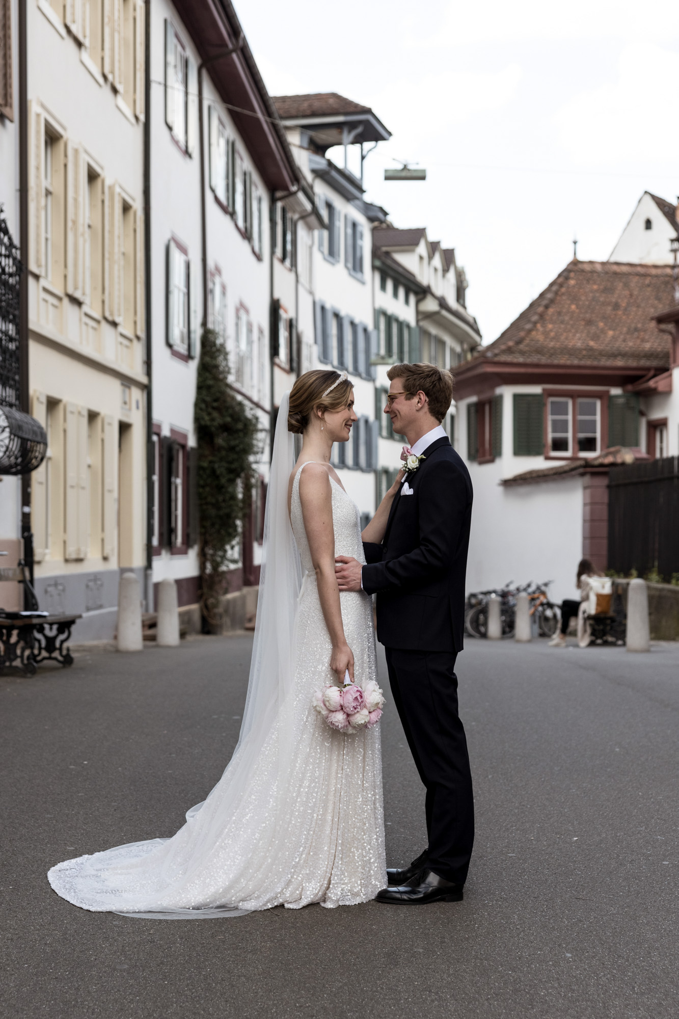 Hochzeits Brautpaar Fotoshooting in der Altstadt - Hochzeitsfotograf Basel