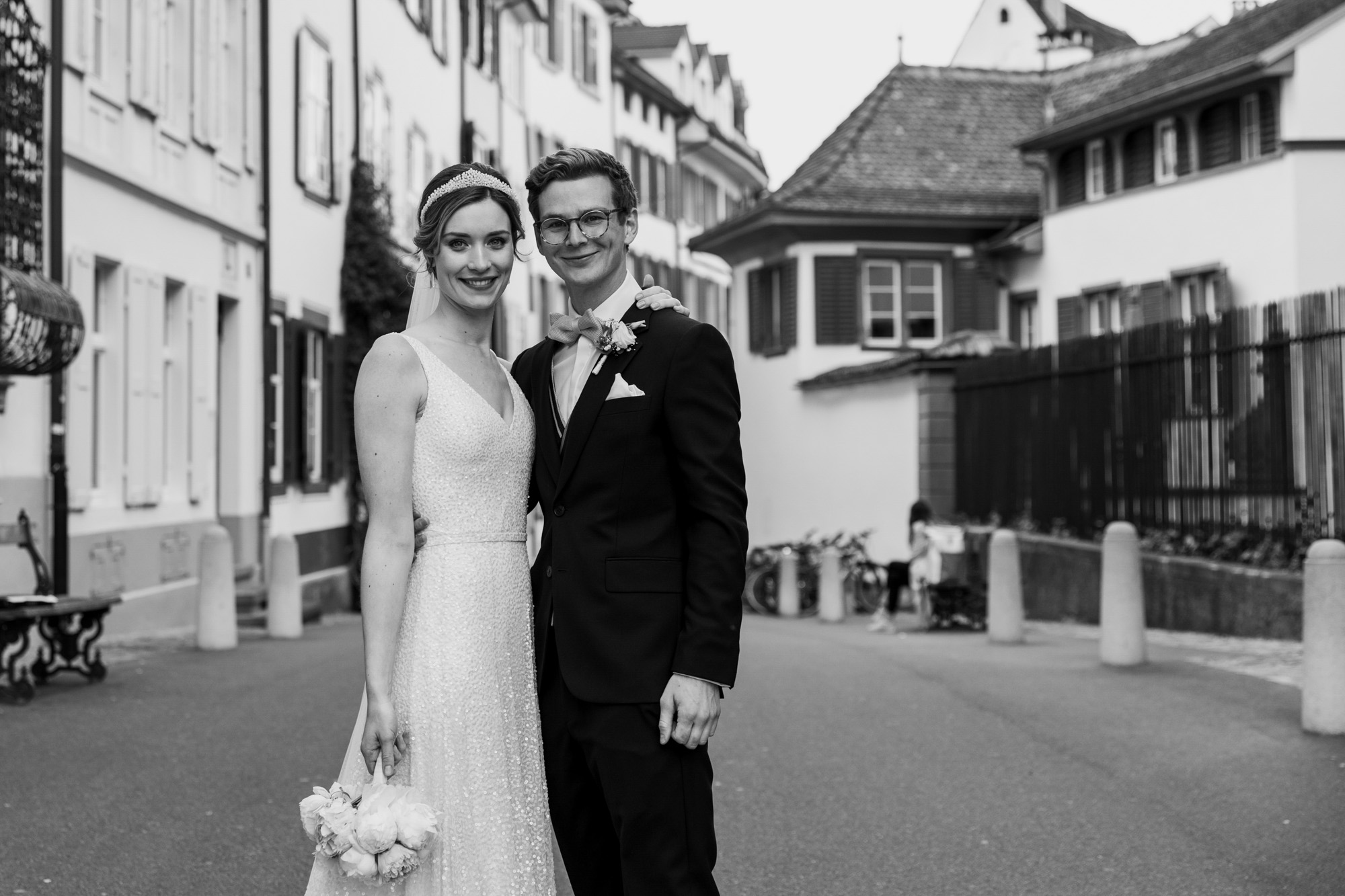 Hochzeits Brautpaar Fotoshooting in der Altstadt - Hochzeitsfotograf Basel