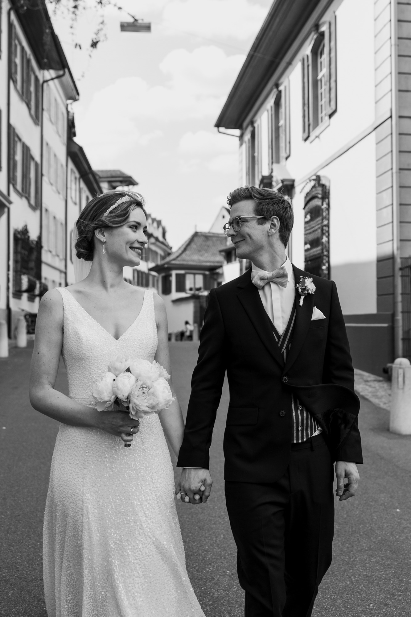 Hochzeits Brautpaar Fotoshooting in der Altstadt - Hochzeitsfotograf Basel