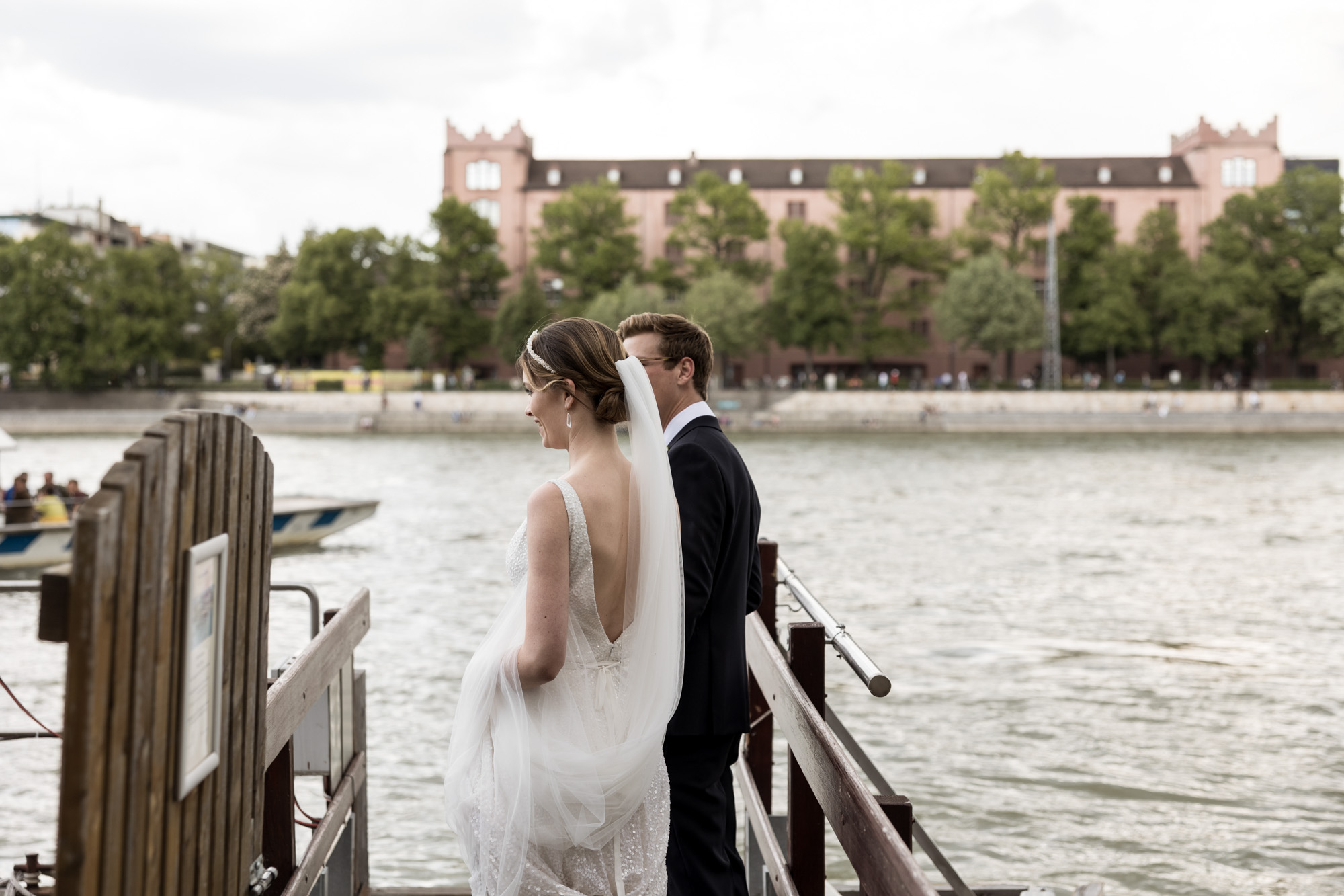 Das Hochzeitspaar geht zum Rheintaxi - Hochzeitsfotograf Basel