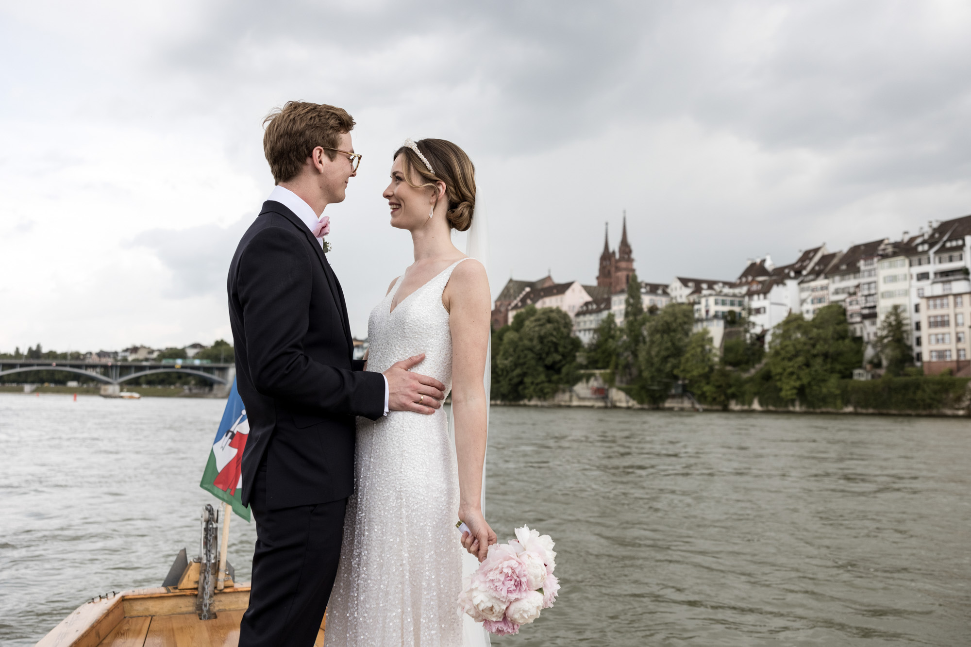 Das Hochzeitspaar auf dem Rhytaxi - Hochzeitsfotograf Basel