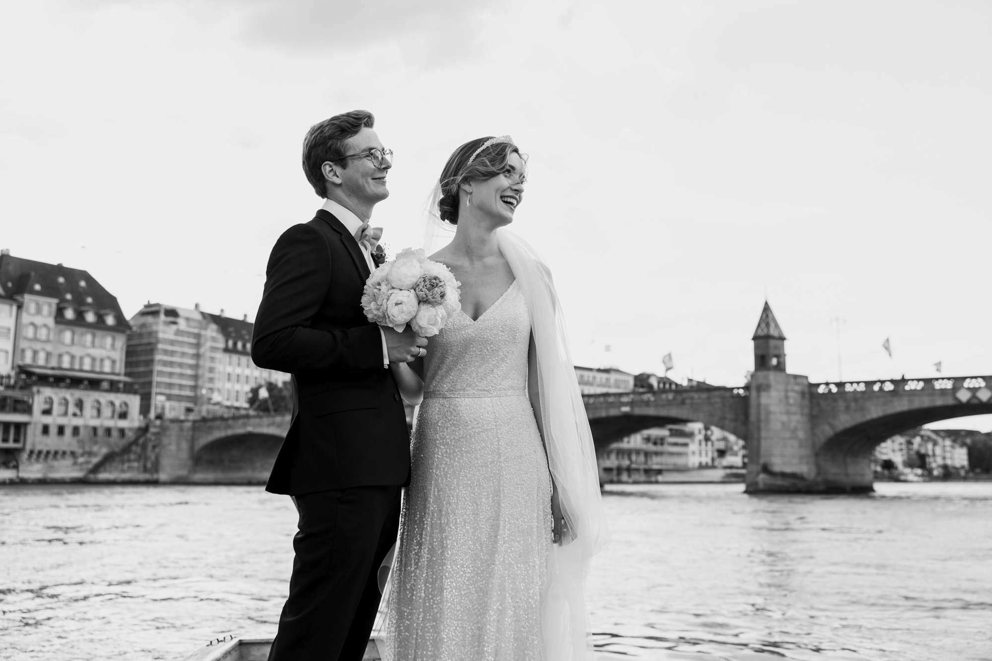Das Hochzeitspaar geht zum Rheintaxi - Hochzeitsfotograf Basel