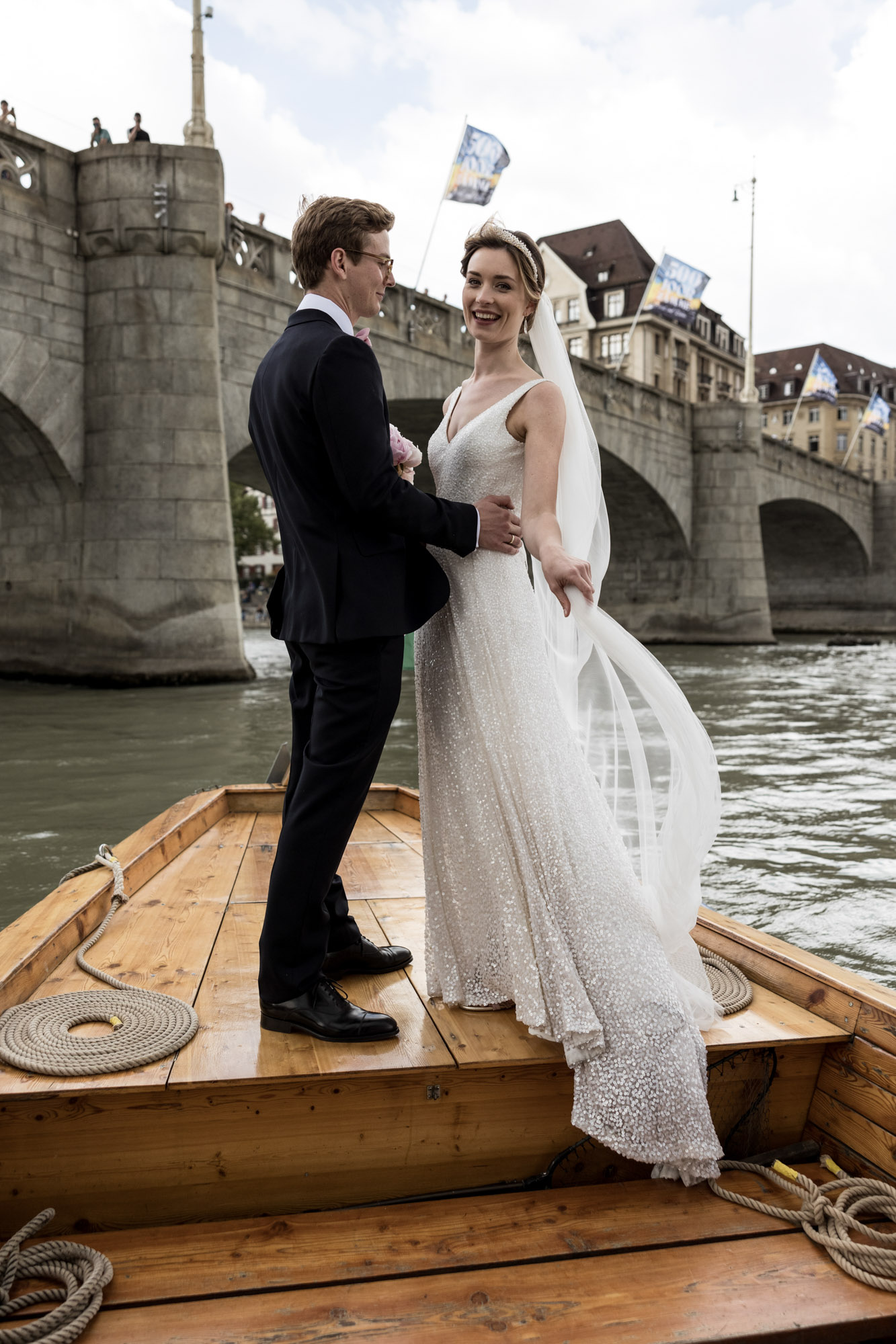 Das Hochzeitspaar geht zum Rheintaxi - Hochzeitsfotograf Basel