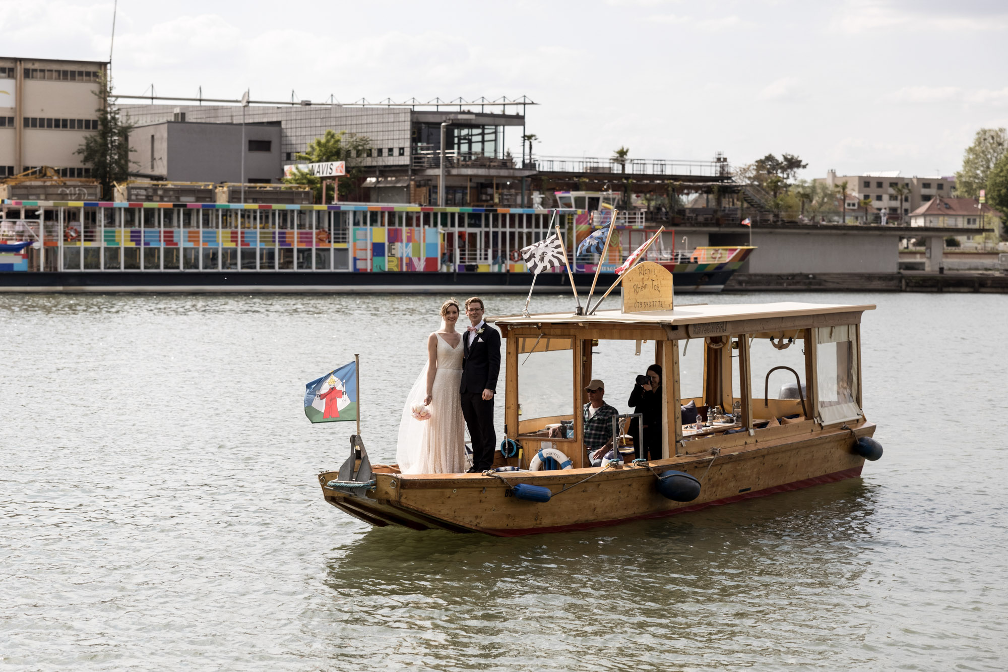 das Paar auf dem Rheintaxi - Hochzeitsfotograf Basel