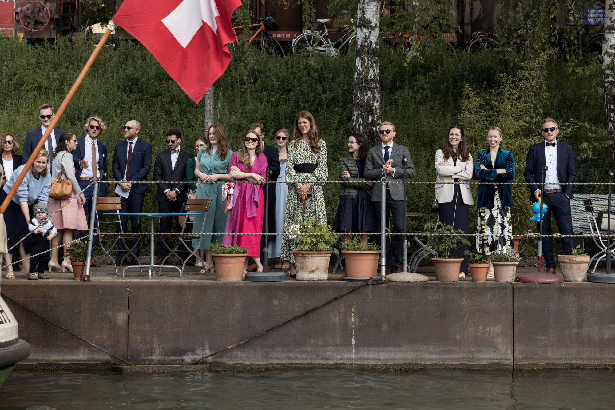 Die Hochzeitsgäste warten am Ostquai auf das Hochzeitspaar - Hochzeitsfotograf Basel