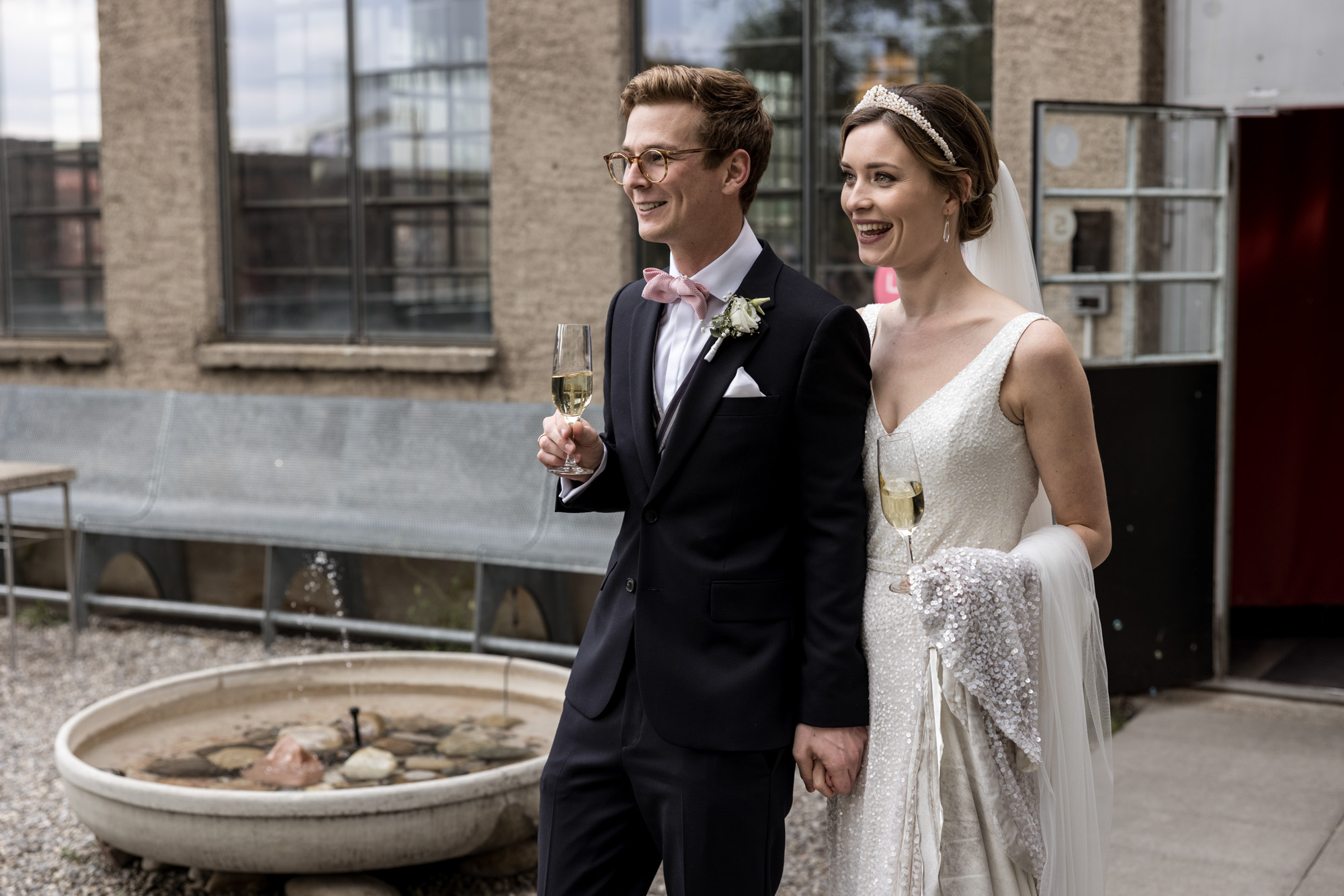 Das Paar erscheint bei der Hochzeitslocation im Ostquai - Hochzeitsfotograf Basel