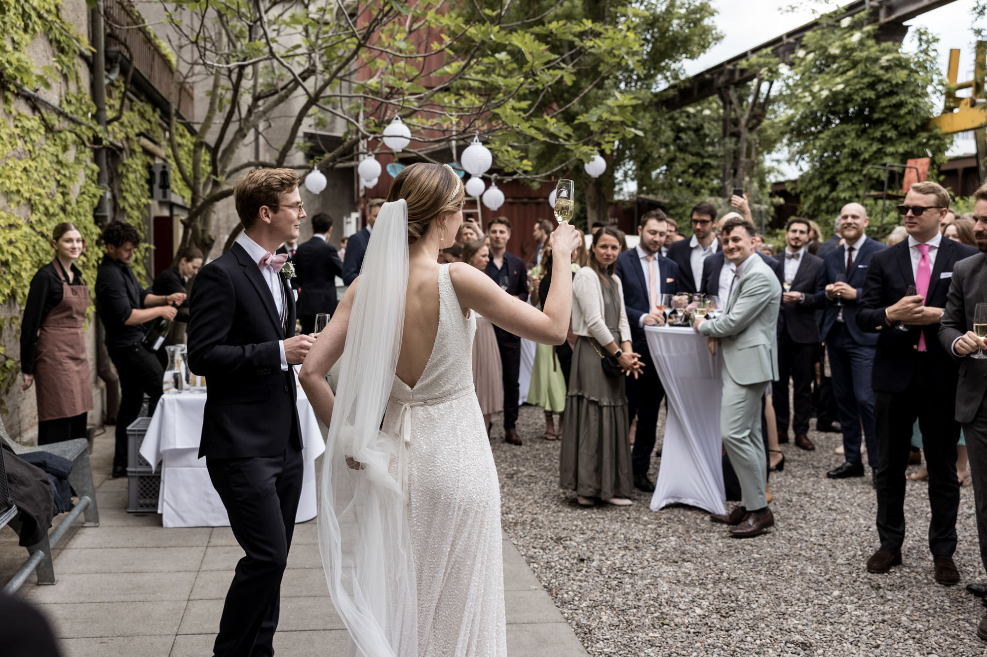 Das Paar begrüsst die Hochzeitsgäste bei der Hochzeitslocation im Ostquai - Hochzeitsfotograf Basel