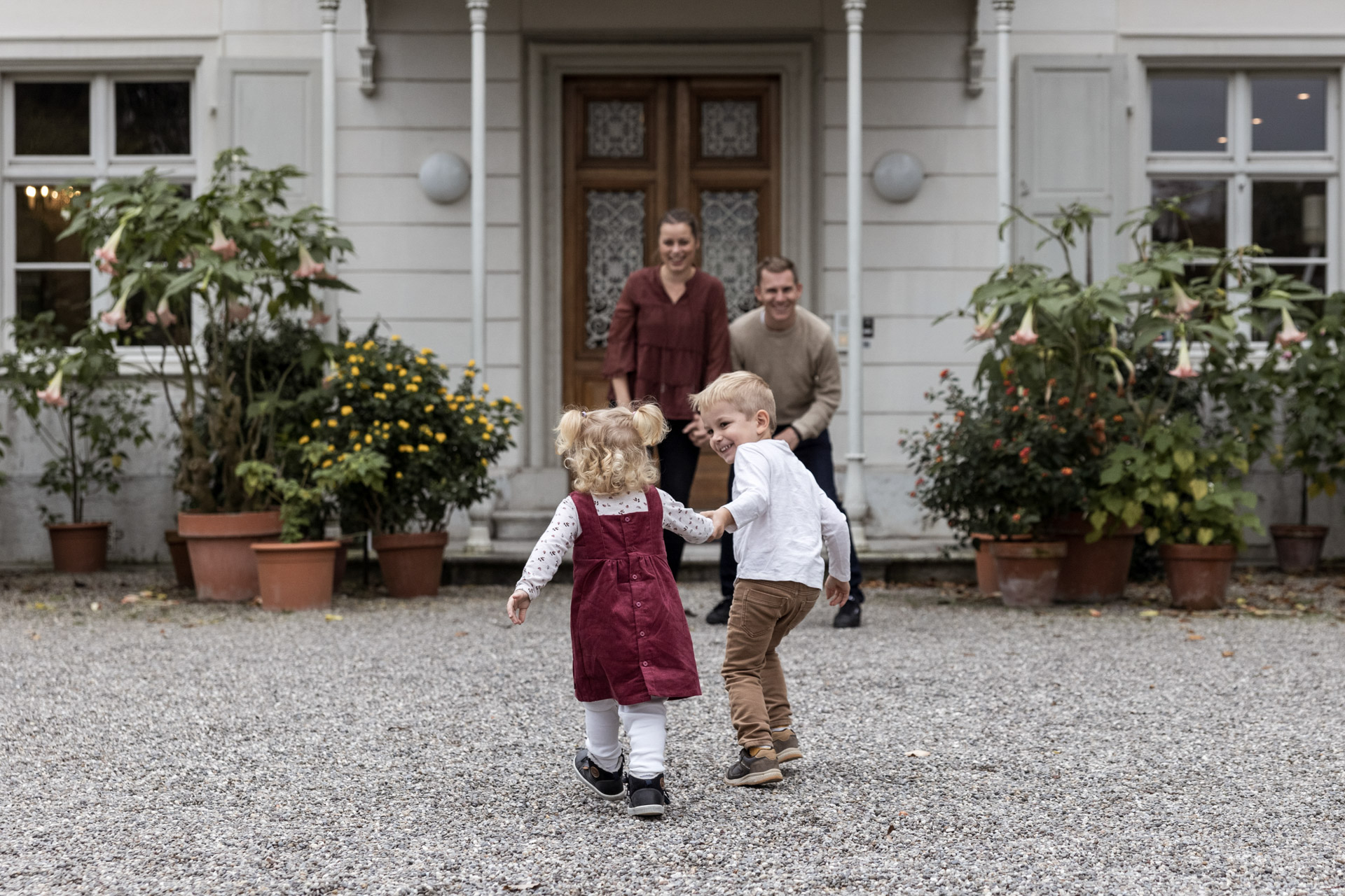 natürliches Familien Fotoshooting - die Eltern mit ihren Kindern - Fotograf Nicole.Gallery aus Basel