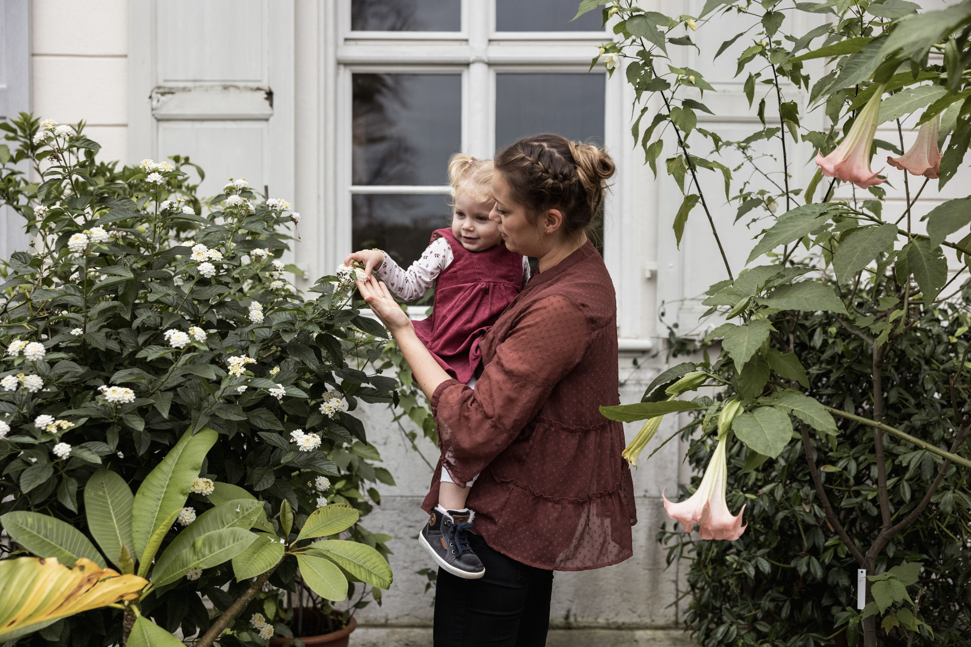 natürliches Familien Fotoshooting - Die Mama mit ihrer Tochter - Fotograf Nicole.Gallery aus Basel