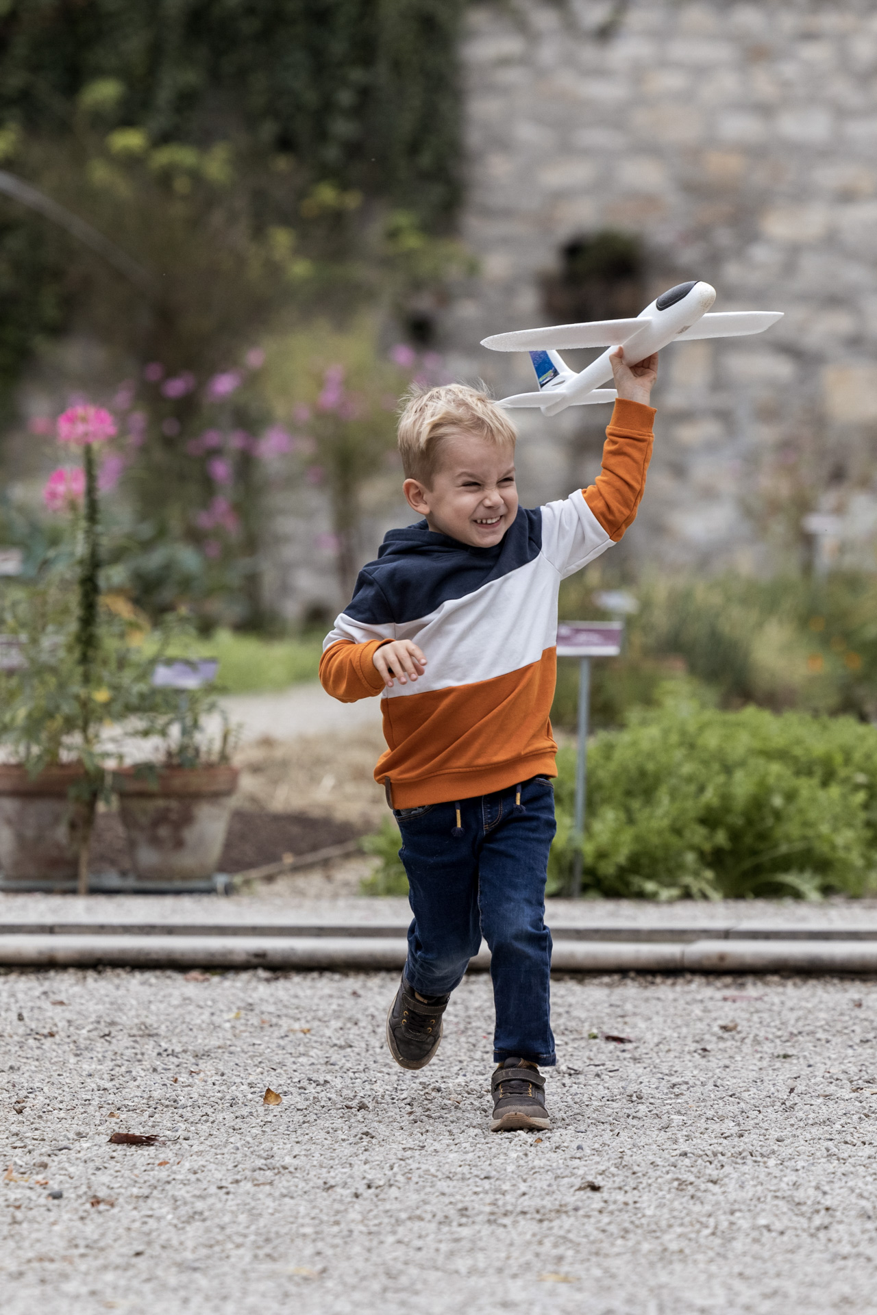 natürliches Familien Fotoshooting - Der Sohn mit seinem Spielzeug Flugzeug - Fotograf Nicole.Gallery aus Basel