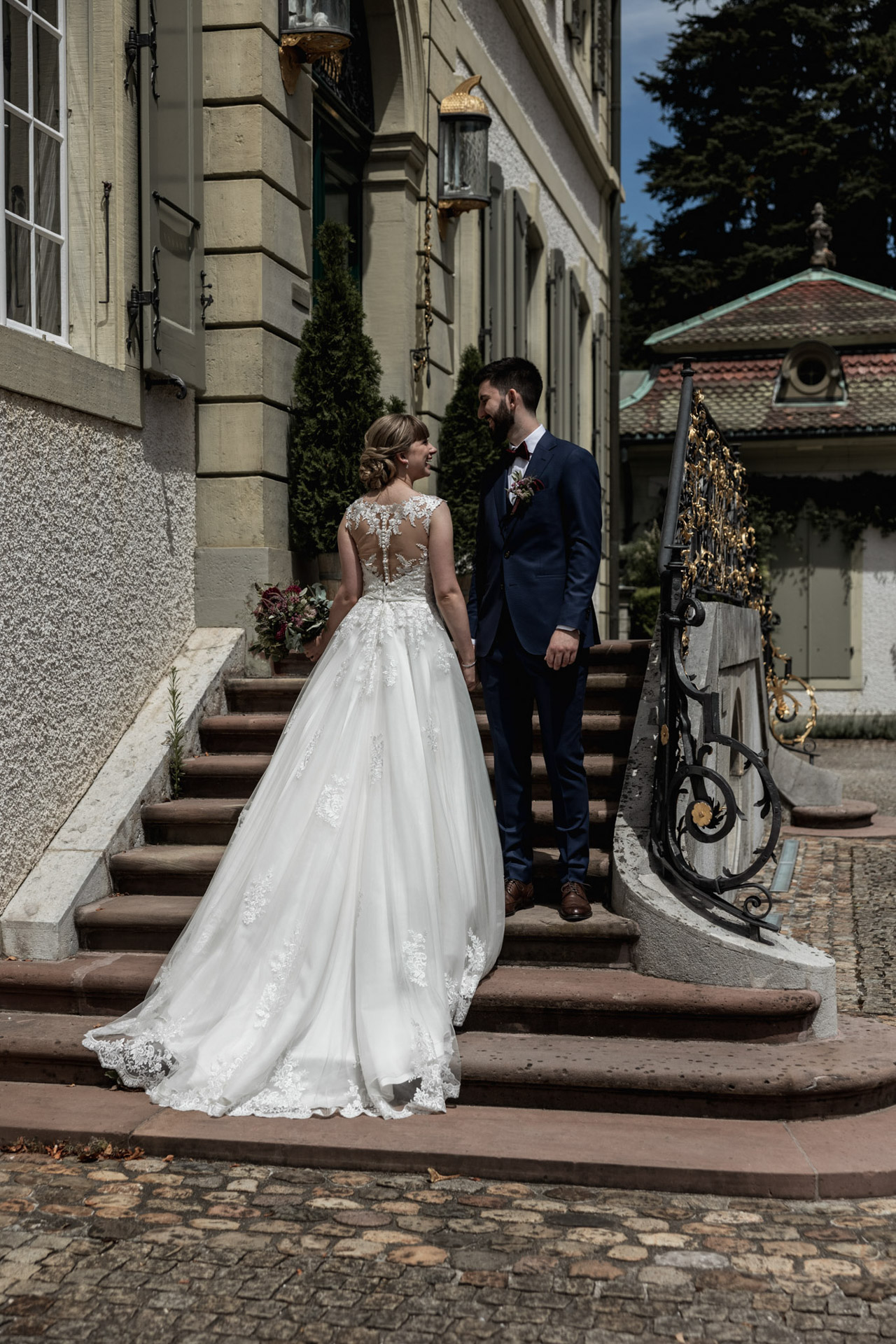 Freie Trauung Villa Wenkenhof - Das Paar bei der Treppe - Hochzeitsfotograf Basel