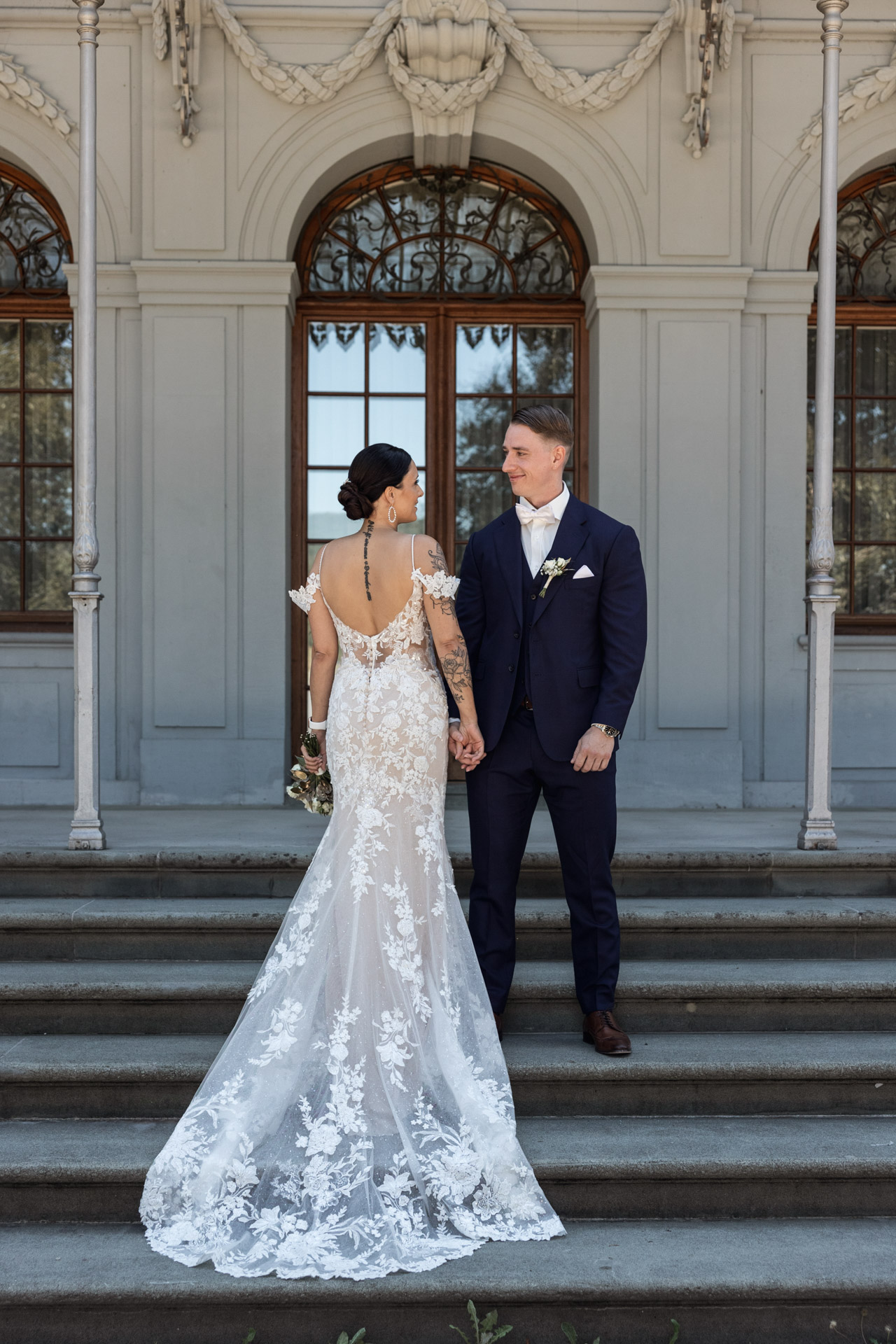 Brautpaar auf der Treffe beim Schloss Ebenrain - Hochzeitsfotograf Basel