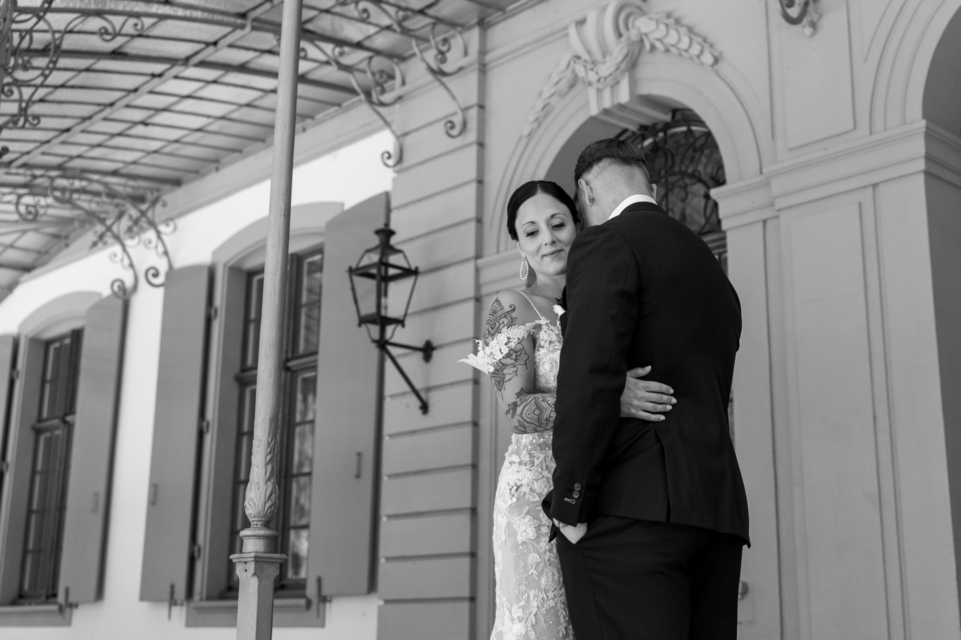 Brautpaar beim Fotoshooting im Schloss Ebenrain - Hochzeitsfotograf Basel