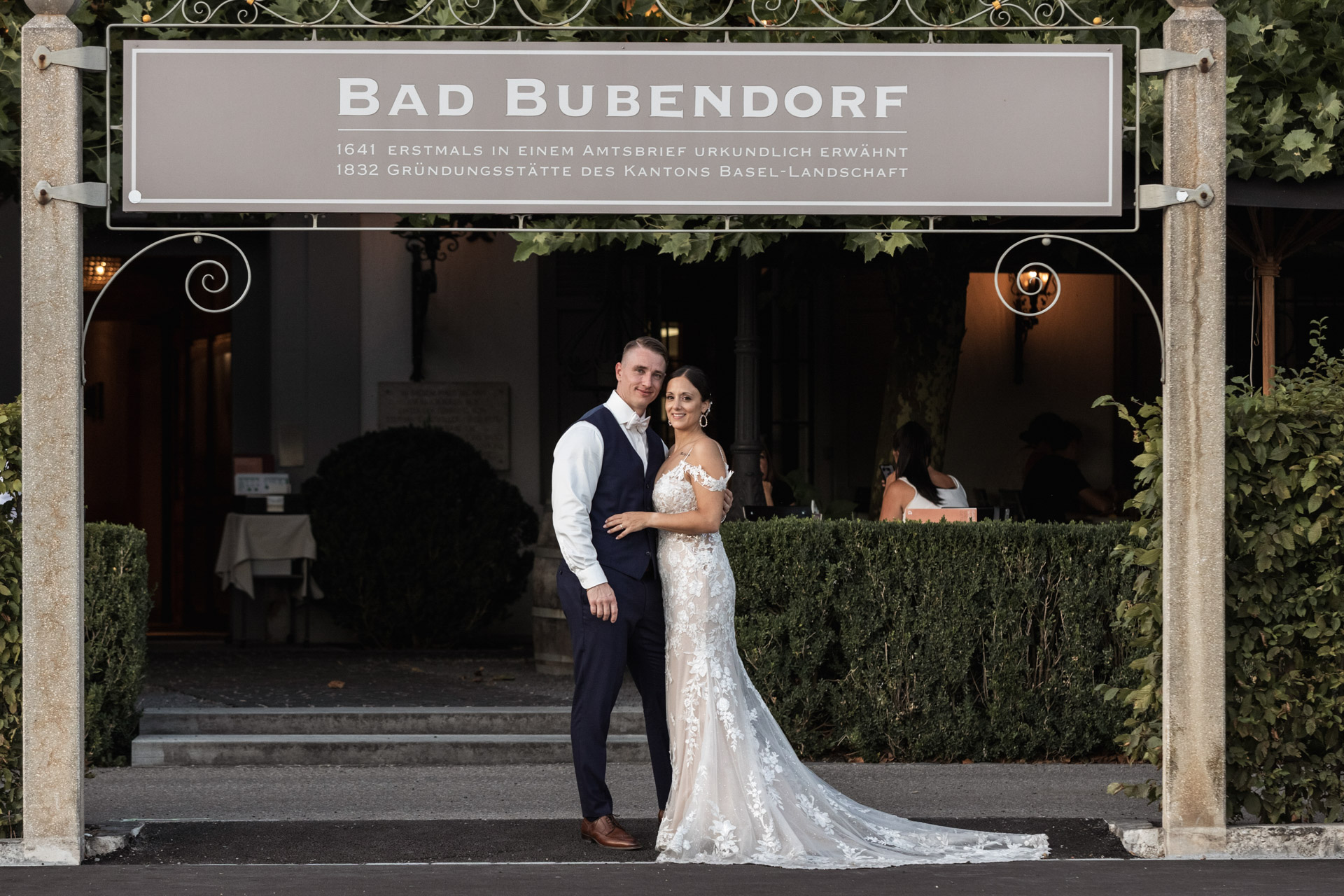 Das Paar vor dem Hotel Bad Bubendorf - Hochzeitsfotograf Basel