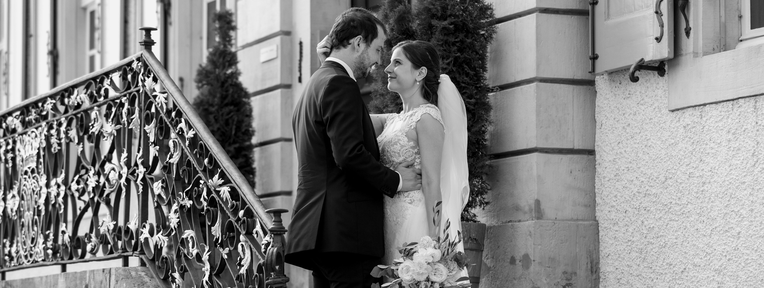 Hochzeit in Basel - Villa Wenkenhof Riehen - Inniges Hochzeitsbild - Hochzeitsfotograf Basel