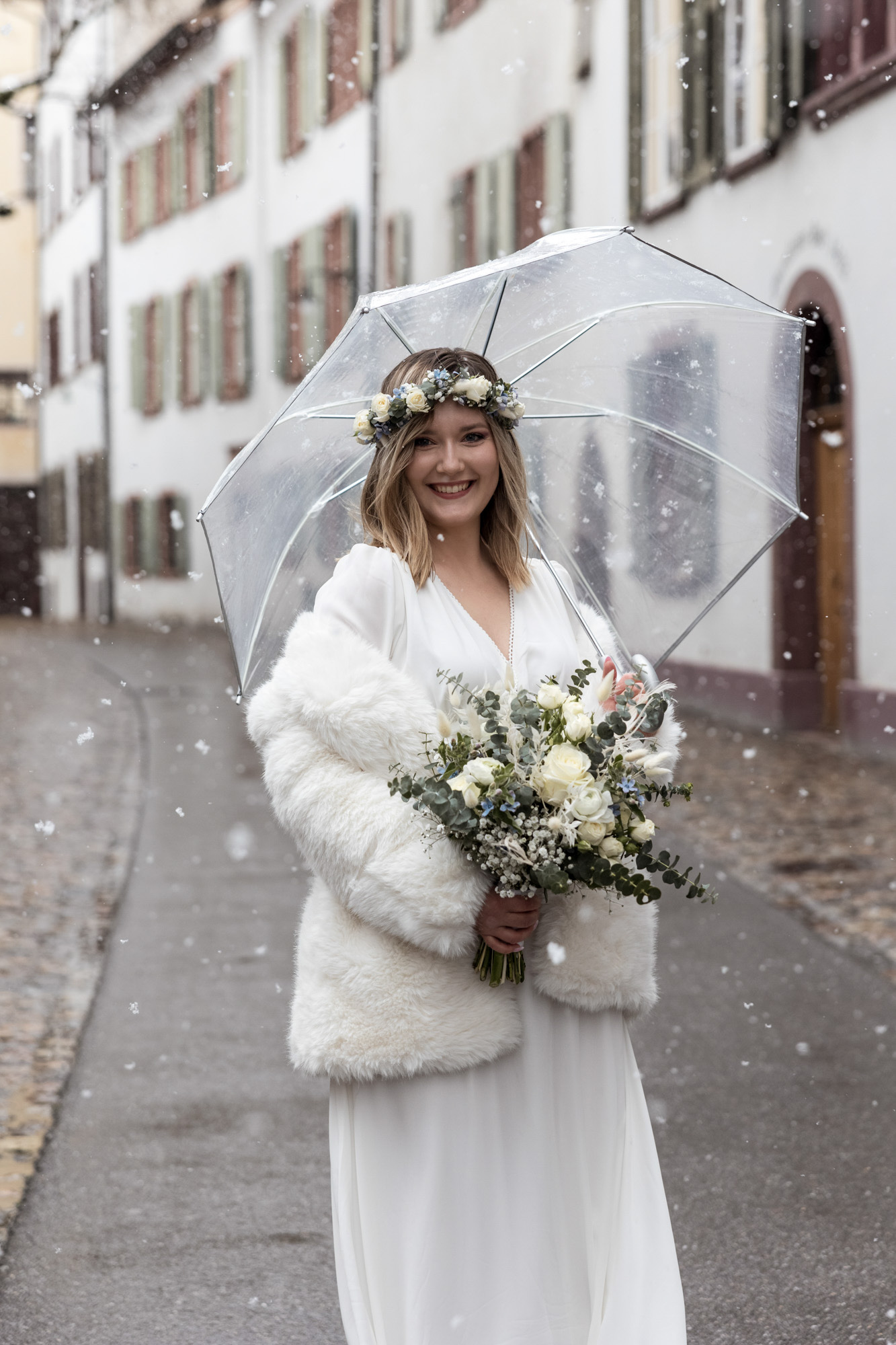 die Braut inmitten von Schneeflocken - Hochzeitsfotograf Basel