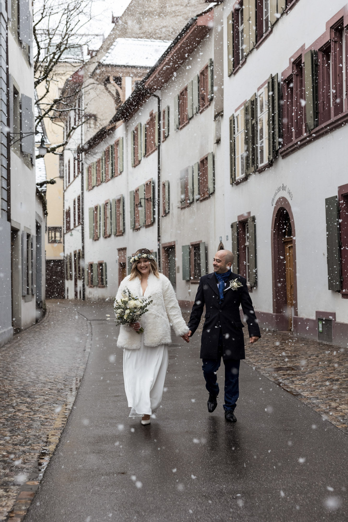 Paarfotoshooting inmitten von Schneeflocken - Hochzeitsfotograf Basel