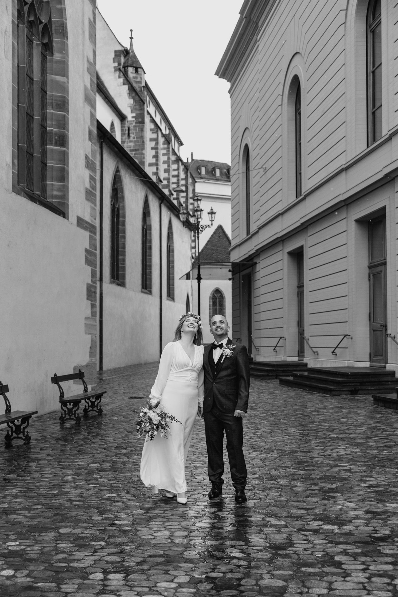 Das Paar spaziert in der Stadt - Hochzeitsfotograf Basel Schweiz