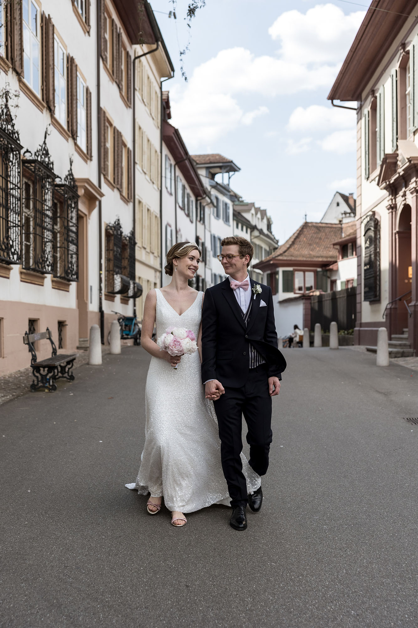 Hochzeit im Ostquai Basel - Das Fotoshooting mit dem Brautpaar in der Altstadt in Basel - Hochzeitsfotograf Basel