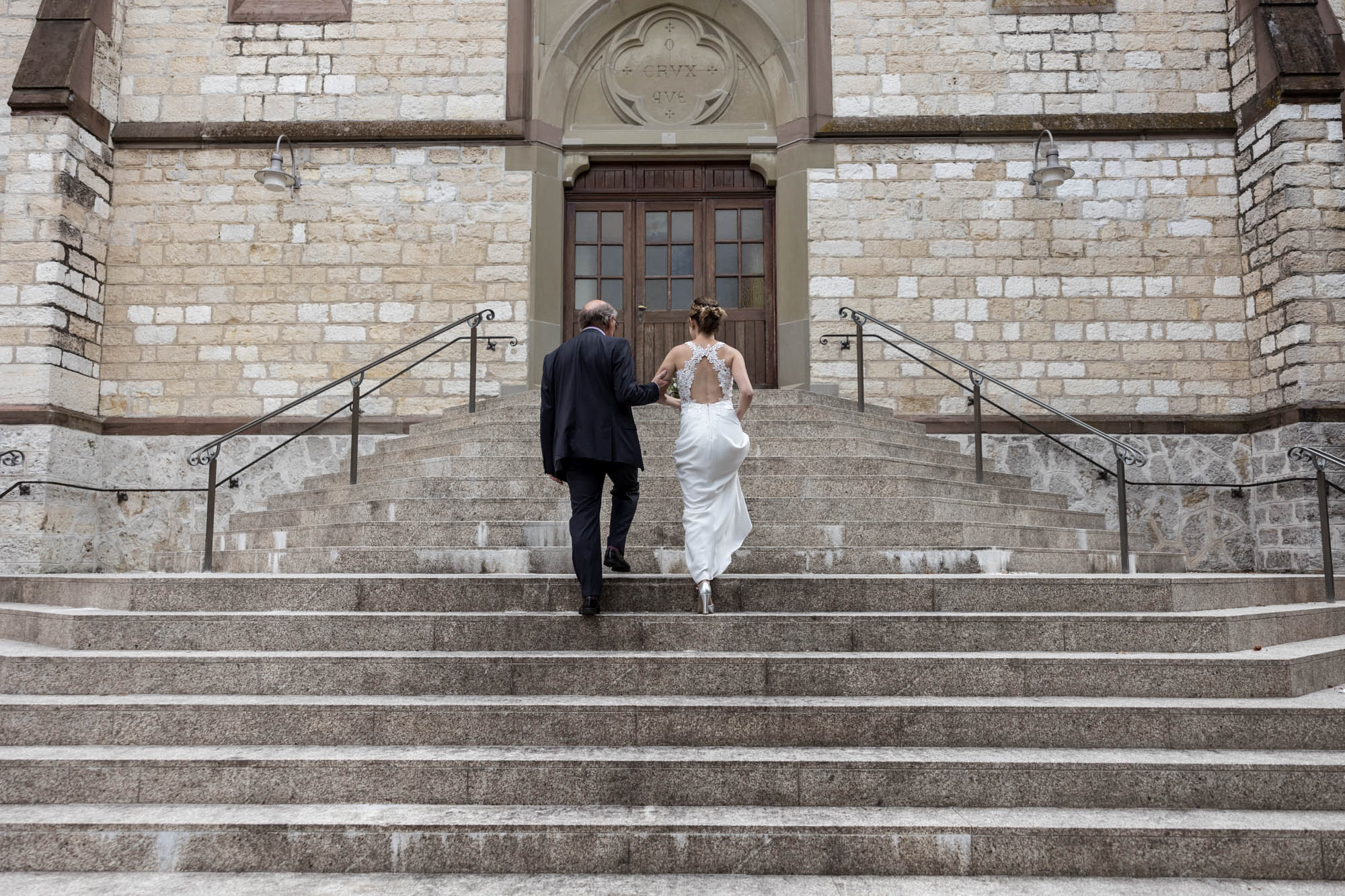Heilig Kreuz Kirche in Binningen - Die Braut mit Papa vor der Kirche - Hochzeitsfotograf Basel
