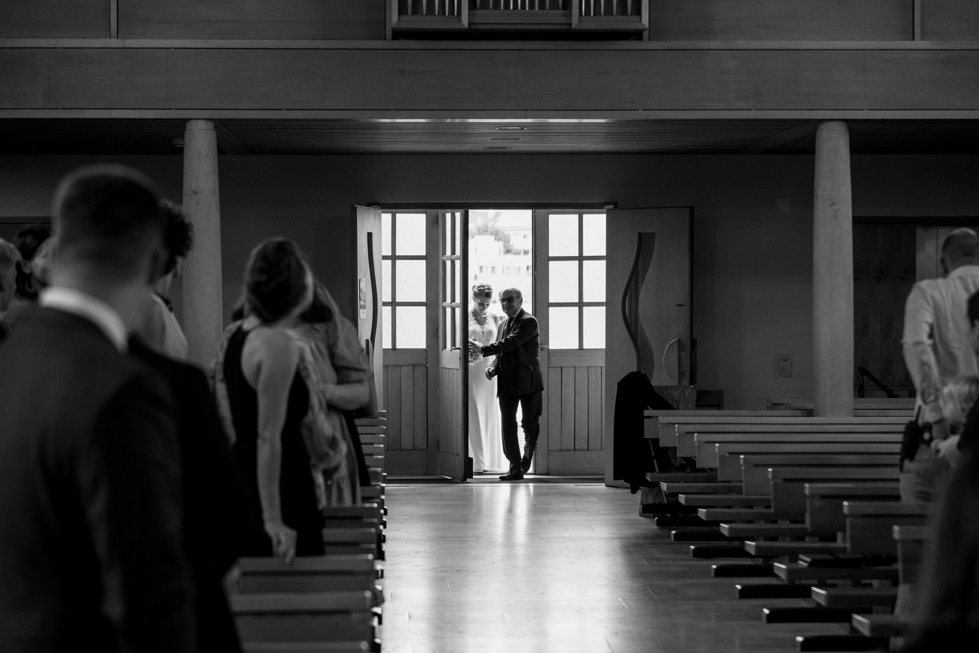 Heilig Kreuz Kirche in Binningen - Der Einzug der Braut mit ihrem Papa - Hochzeitsfotograf Basel