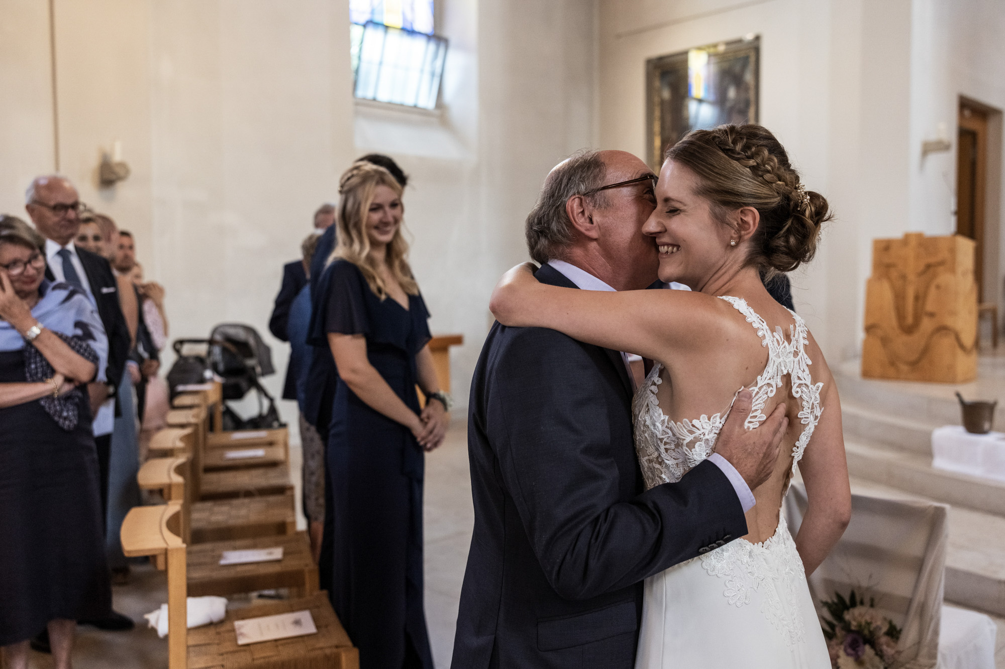 Heilig Kreuz Kirche in Binningen - Der Papa übergibt seine Tochter dem Bräutigam - Hochzeitsfotograf Basel