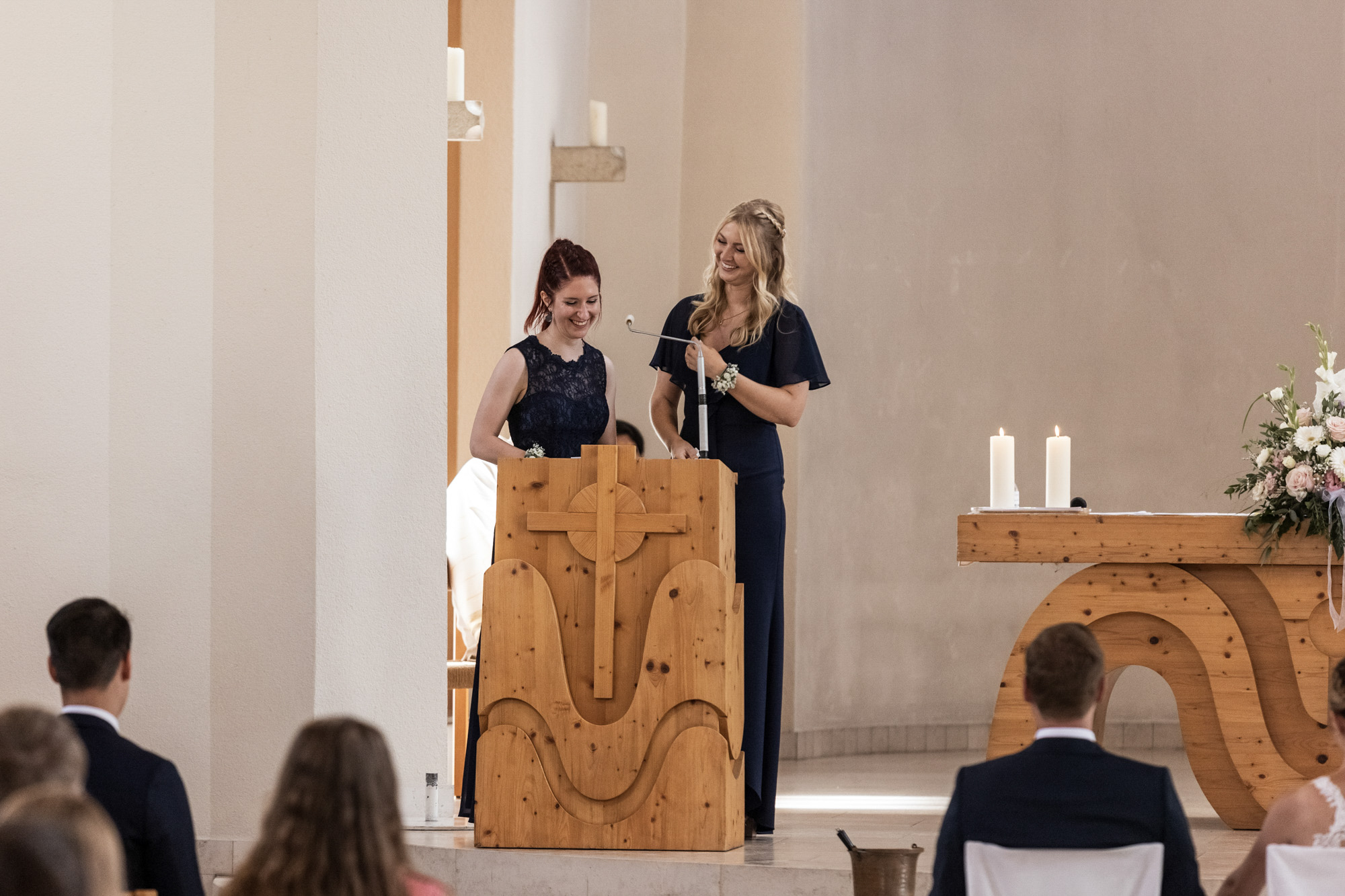 Kirchliche Trauung - Die Trauzeuginnen halten eine Ansprache - Hochzeitsfotograf Basel
