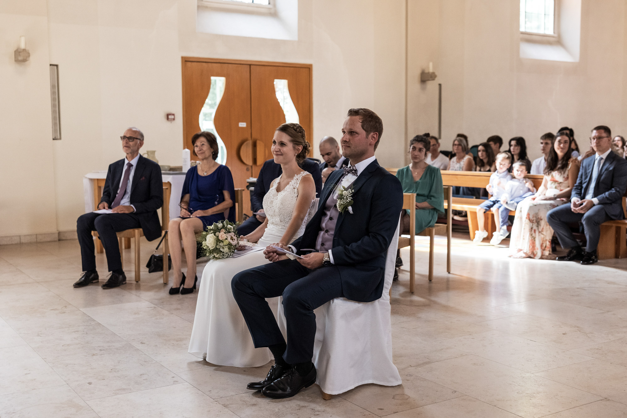 Kirchliche Trauung - Das Paar während der Trauung - Hochzeitsfotograf Basel
