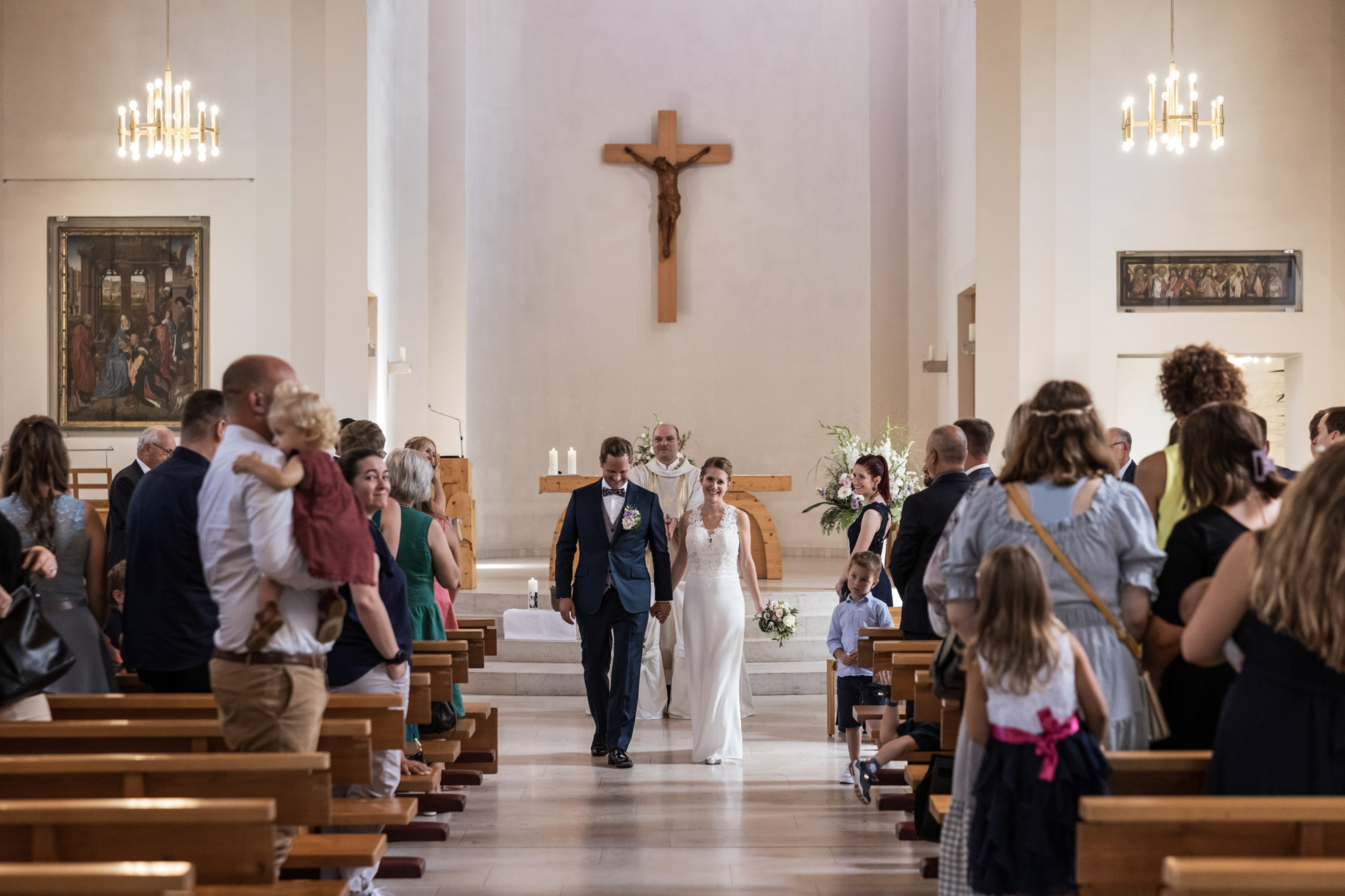 Kirchliche Trauung - Der Auszug nach der Trauung - Hochzeitsfotograf Basel Schweiz
