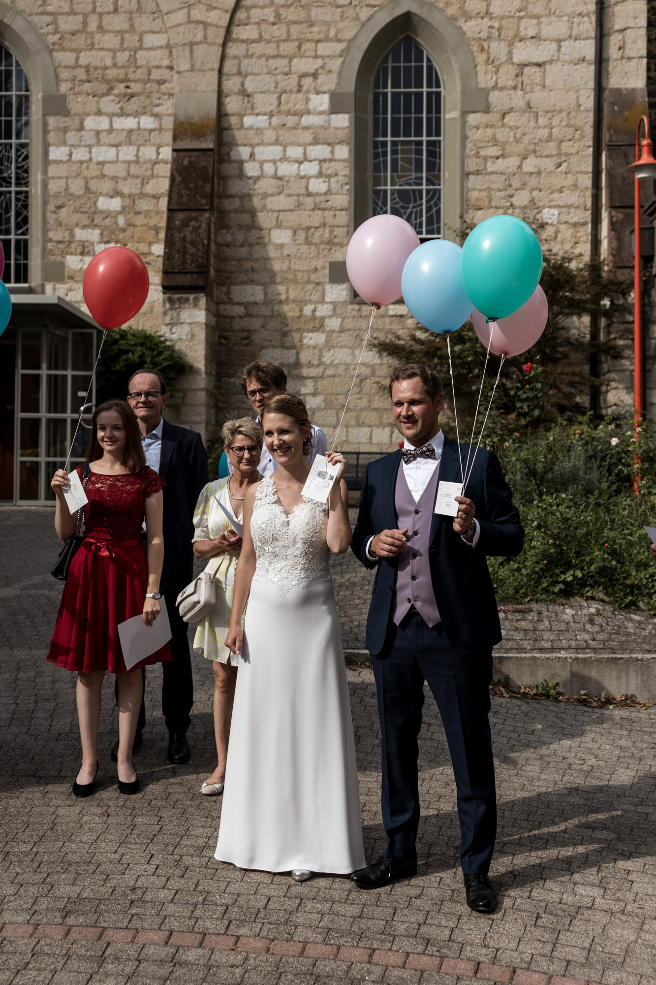 Das Brautpaar hält Ballons in den Händen - Hochzeitsfotograf Basel Schweiz