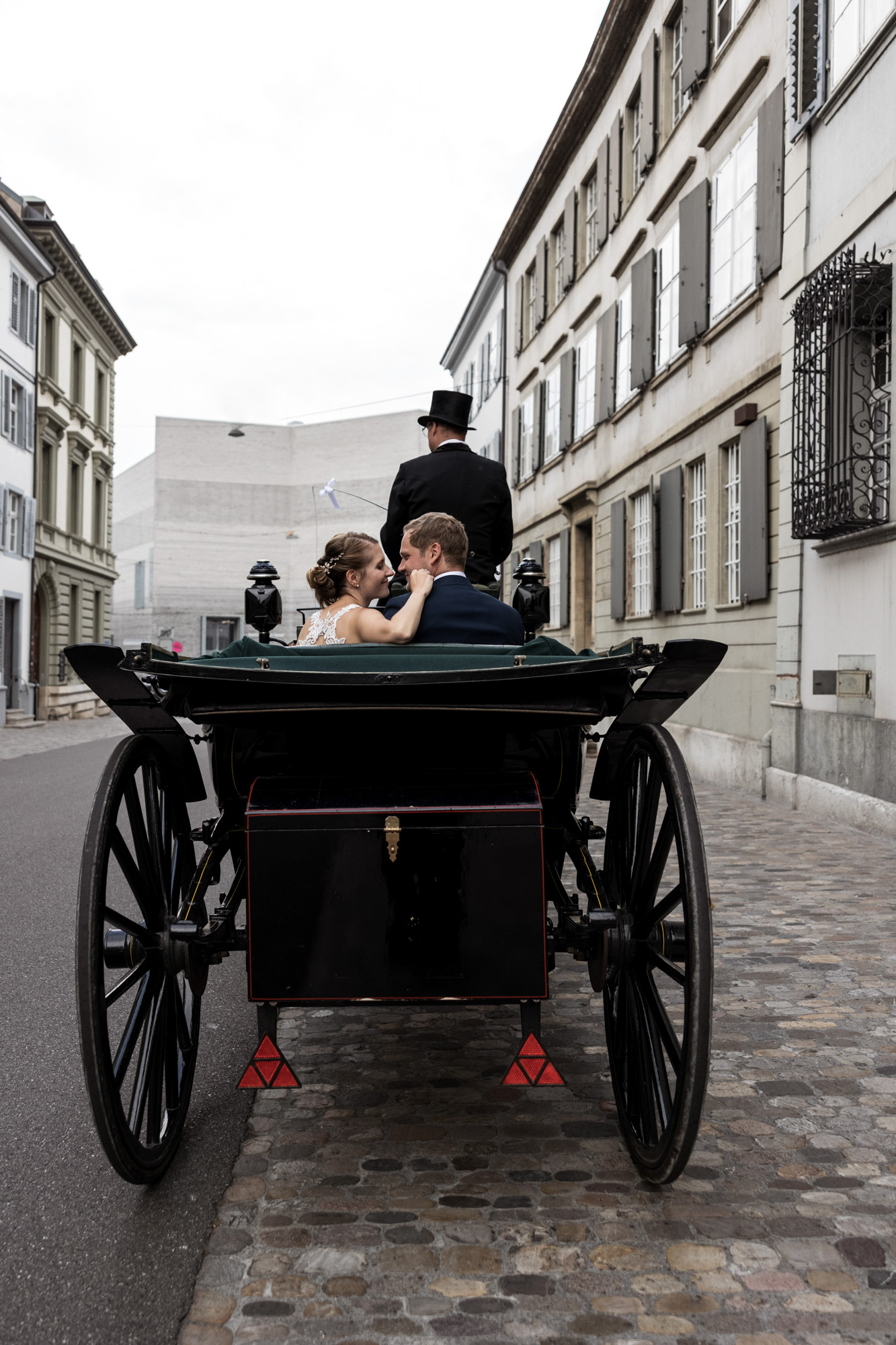Hochzeit in Binningen - Die Fahrt in der Hochzeitskutsche - Hochzeitsfotograf Basel Schweiz
