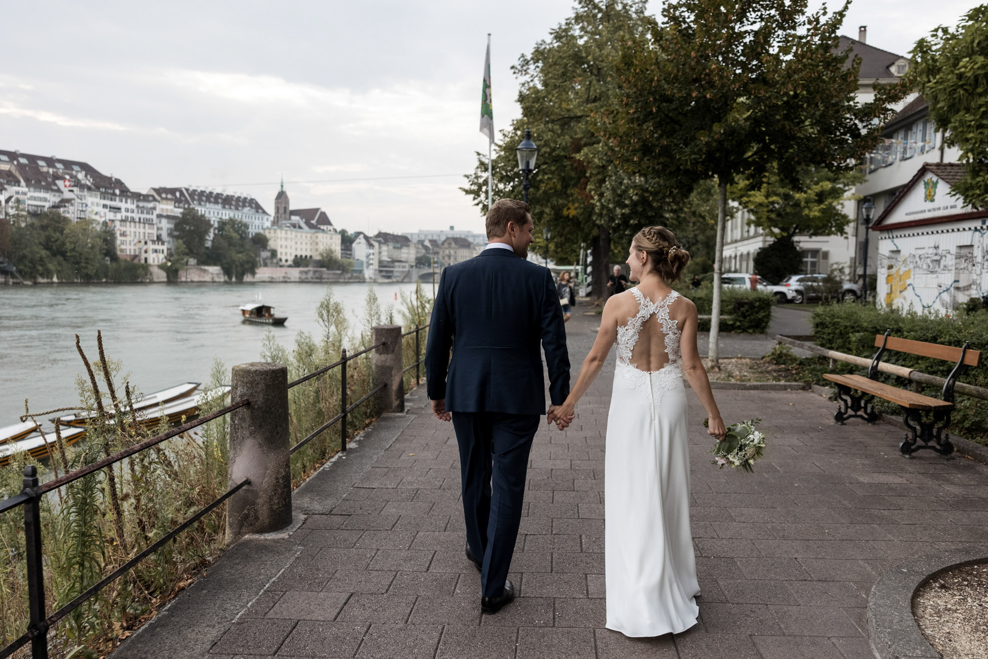 Hochzeit in Binningen - Spaziergang am Rhein - Hochzeitsfotograf Basel Schweiz