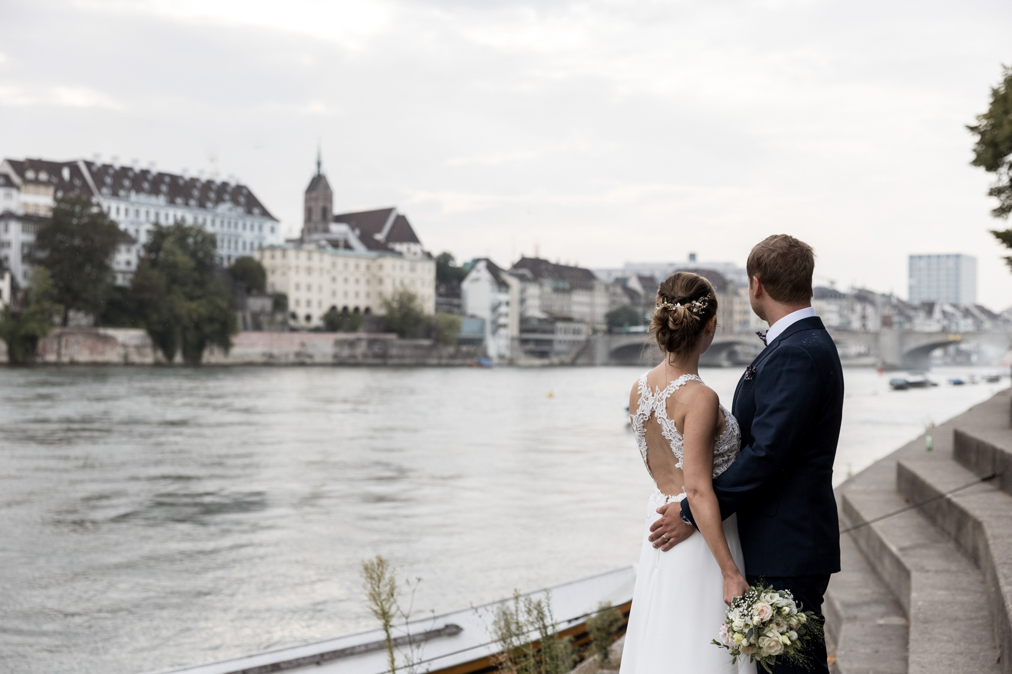 Hochzeit in Binningen - Paar Fotoshooting am Rhein - Hochzeitsfotograf Basel Schweiz